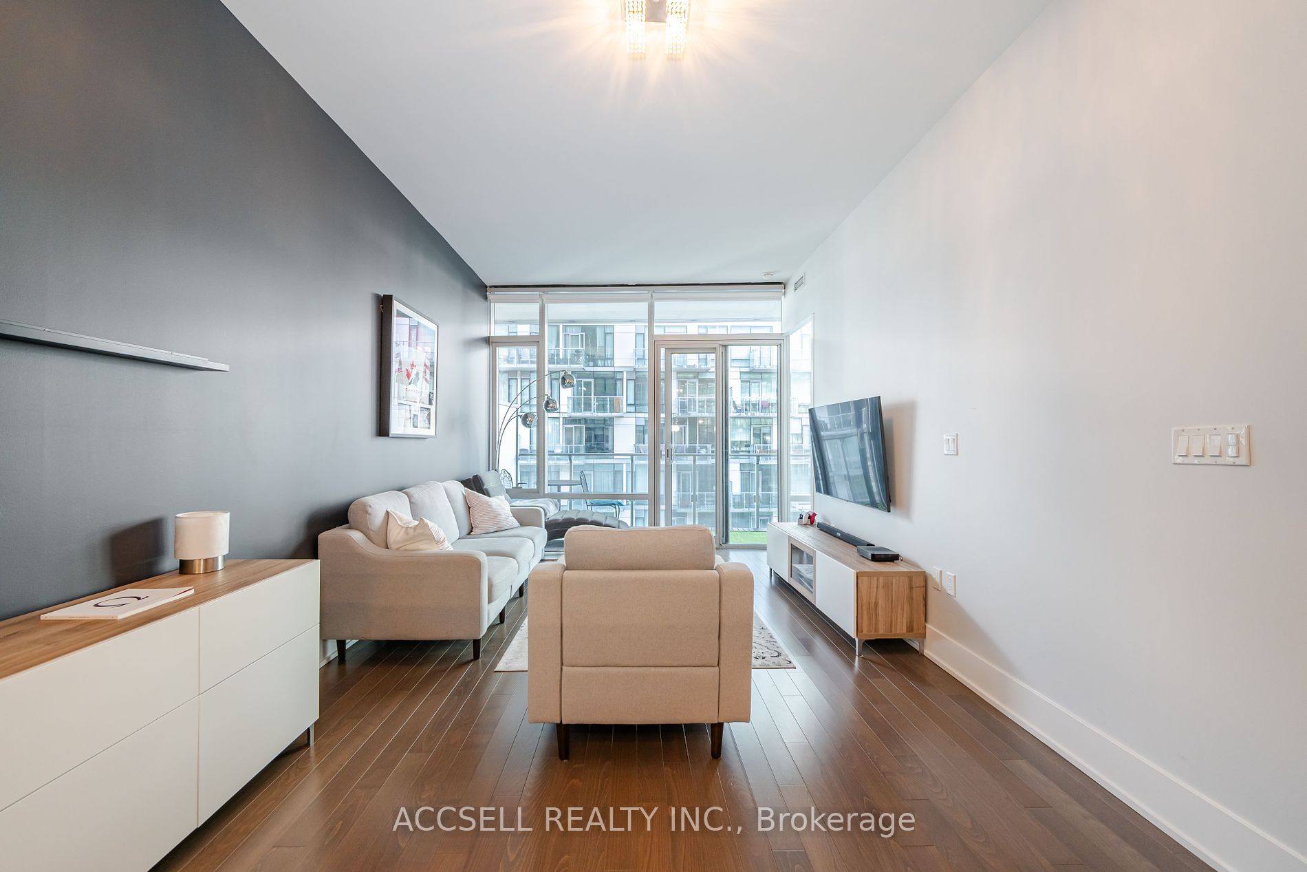 39 Queens Quay E #821