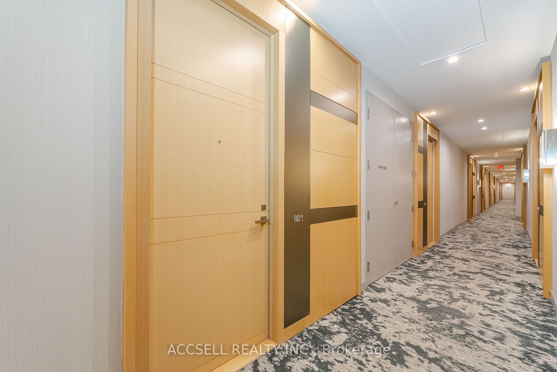 39 Queens Quay E #821