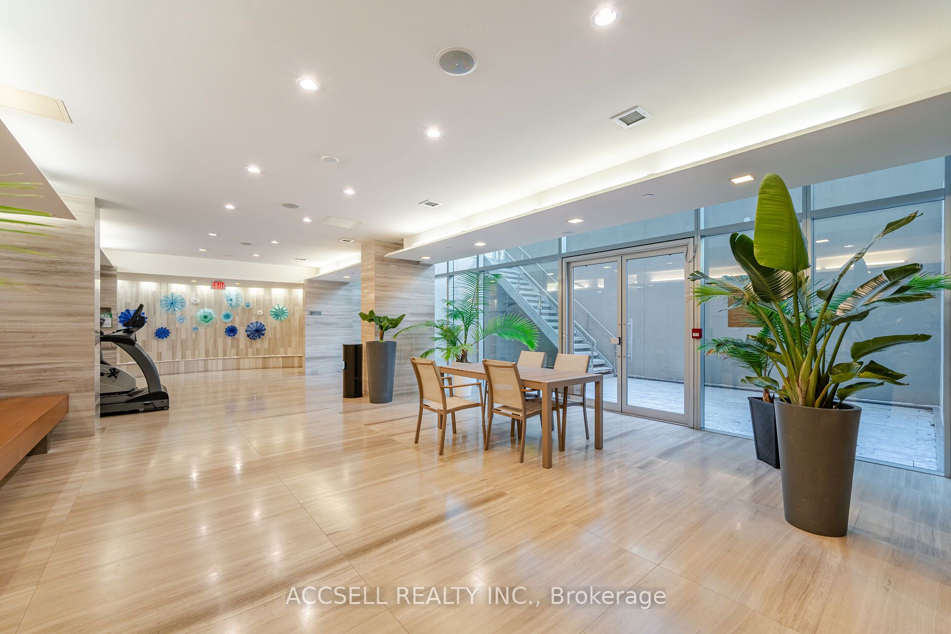 39 Queens Quay E #821