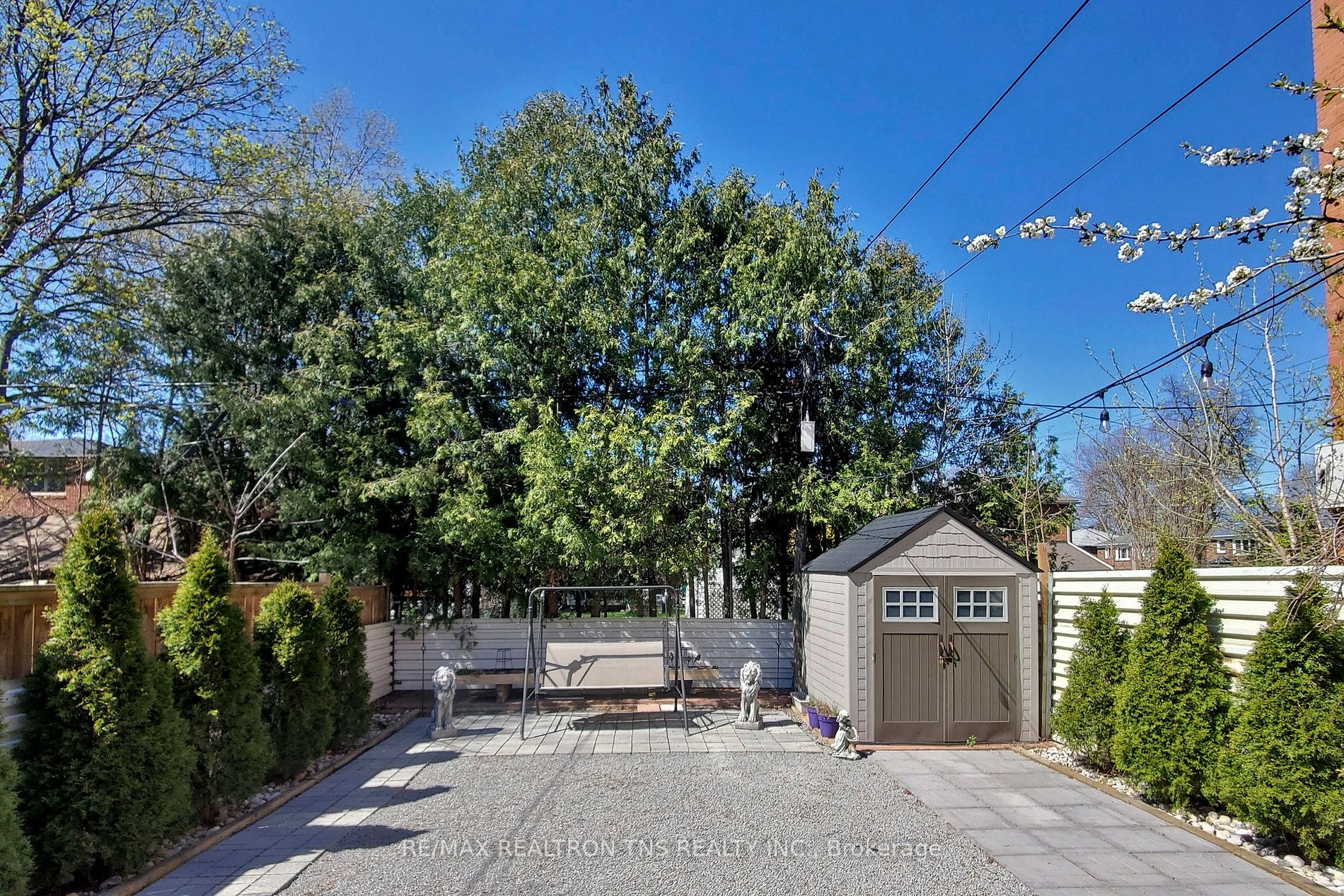 952 Eglinton Ave E