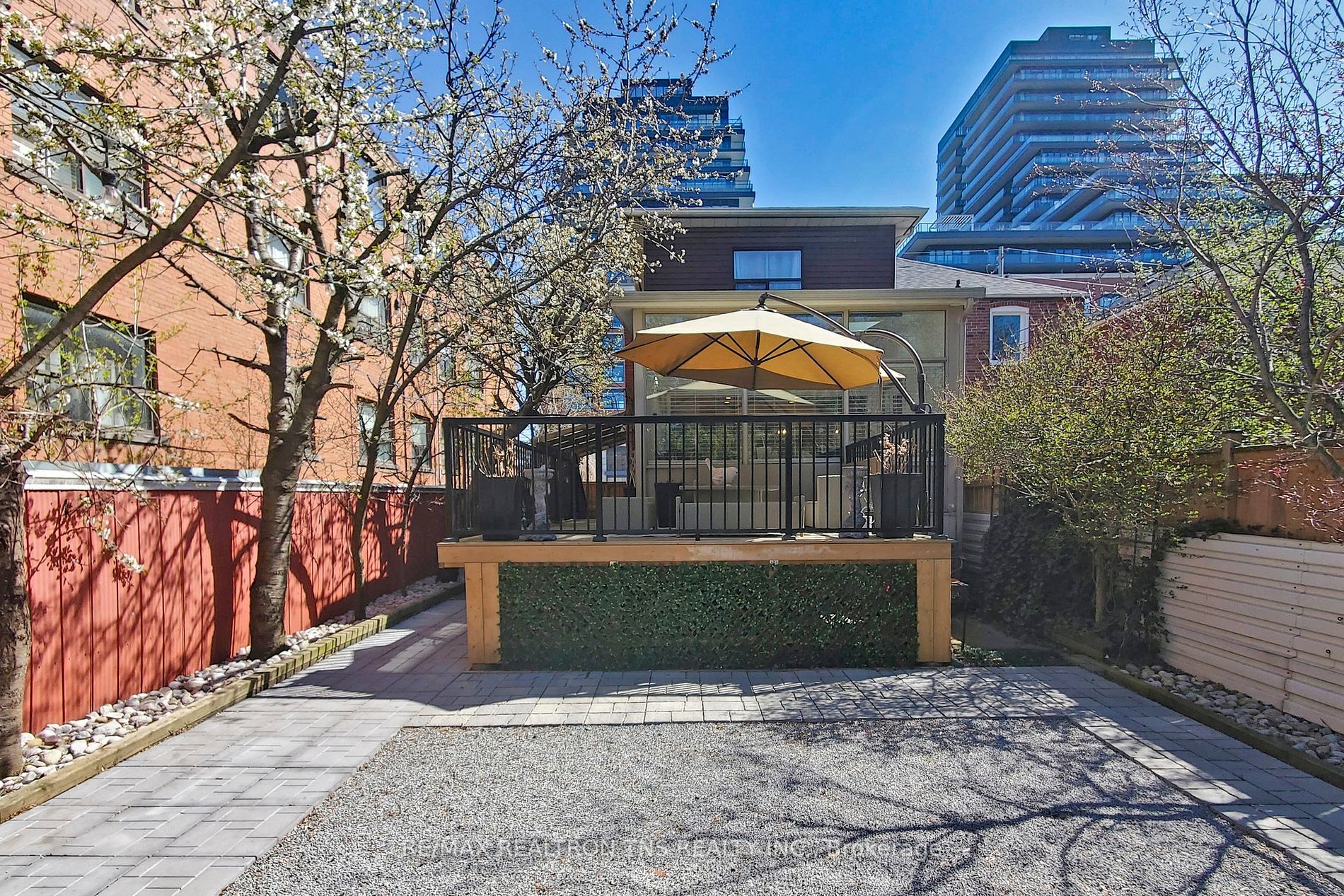 952 Eglinton Ave E