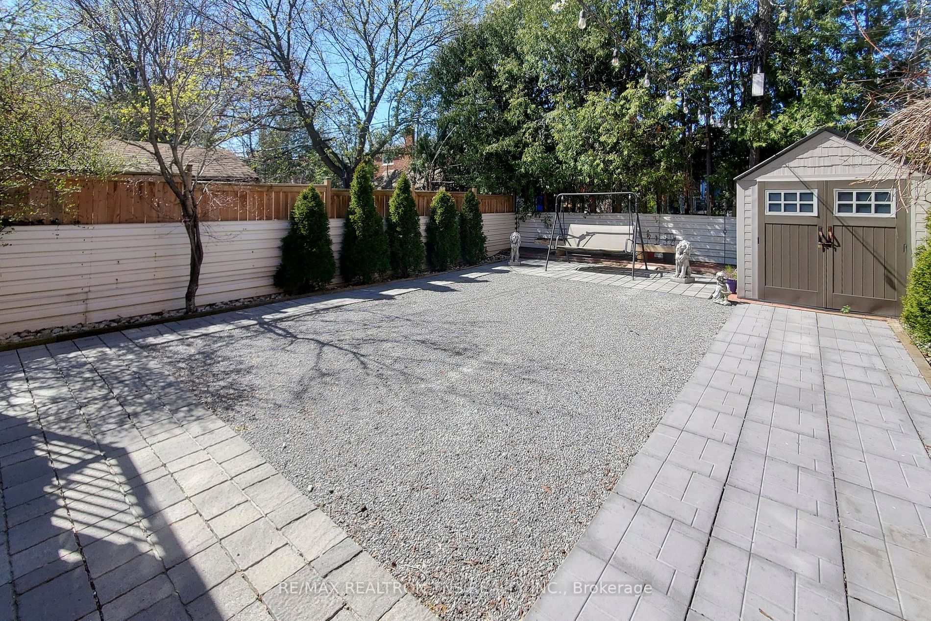 952 Eglinton Ave E
