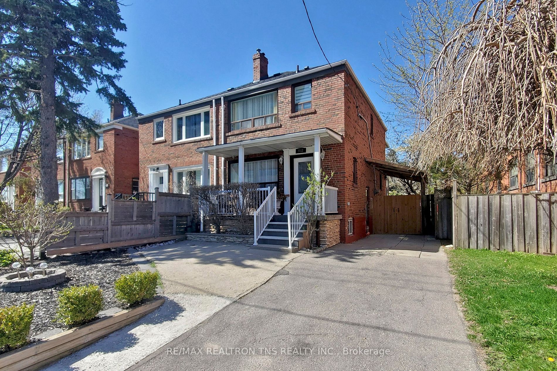 952 Eglinton Ave E