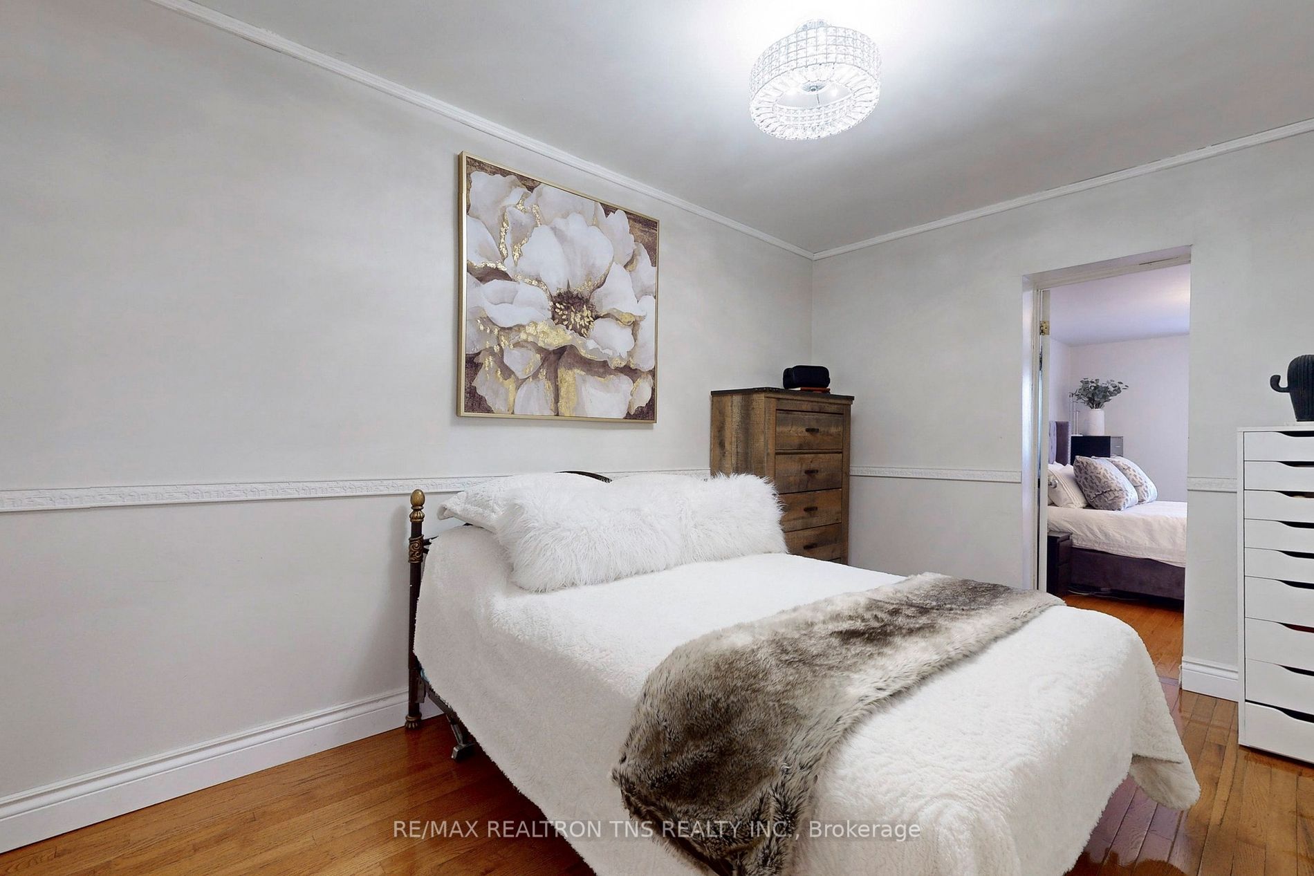 952 Eglinton Ave E