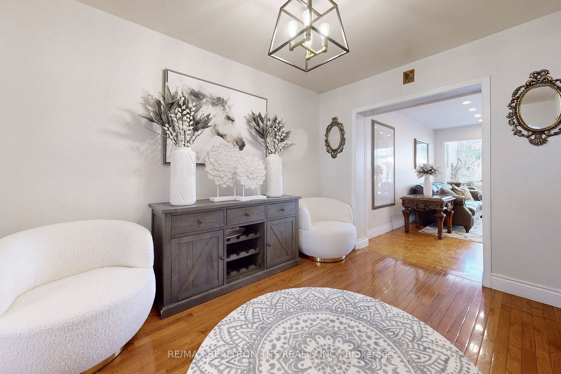 952 Eglinton Ave E