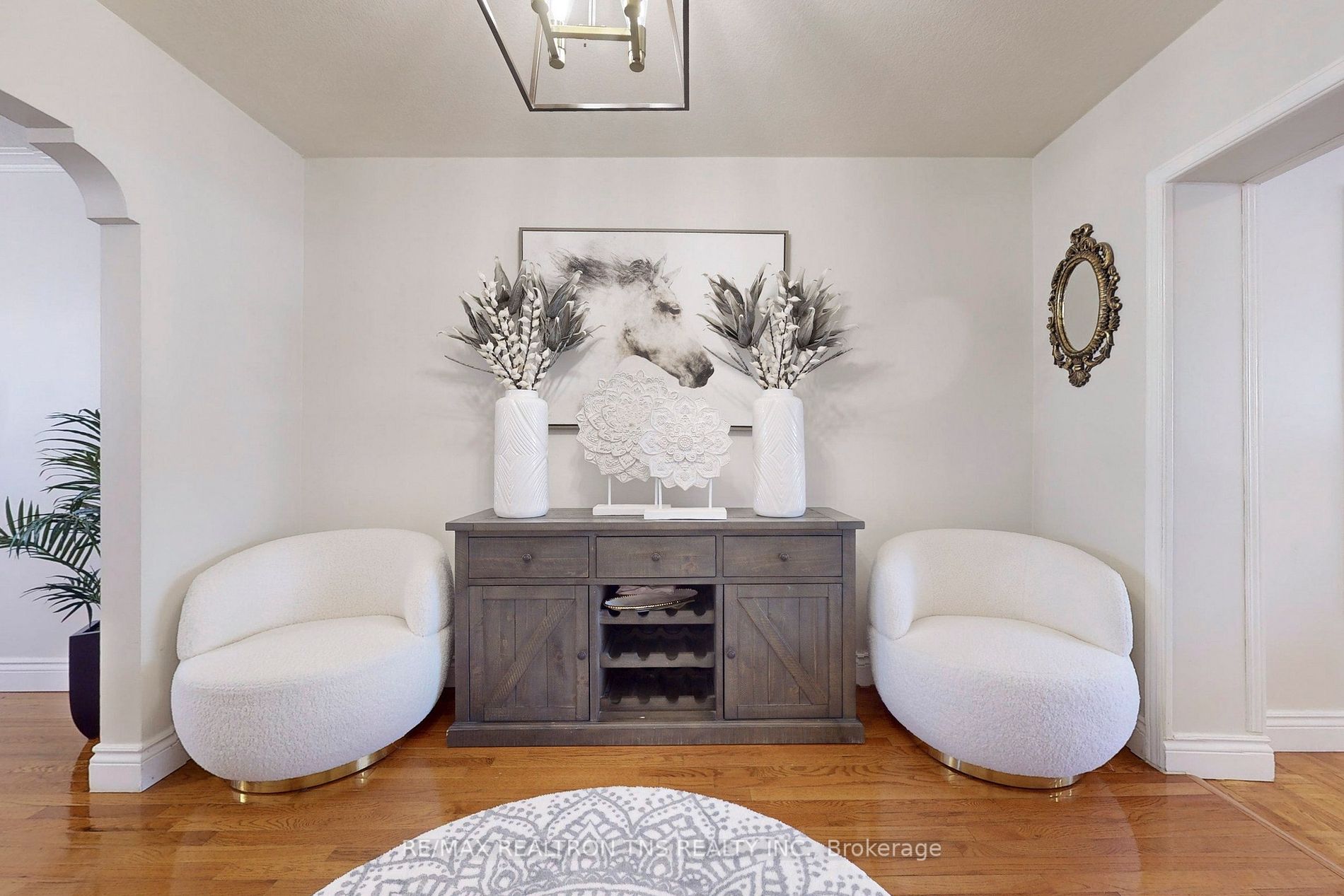 952 Eglinton Ave E