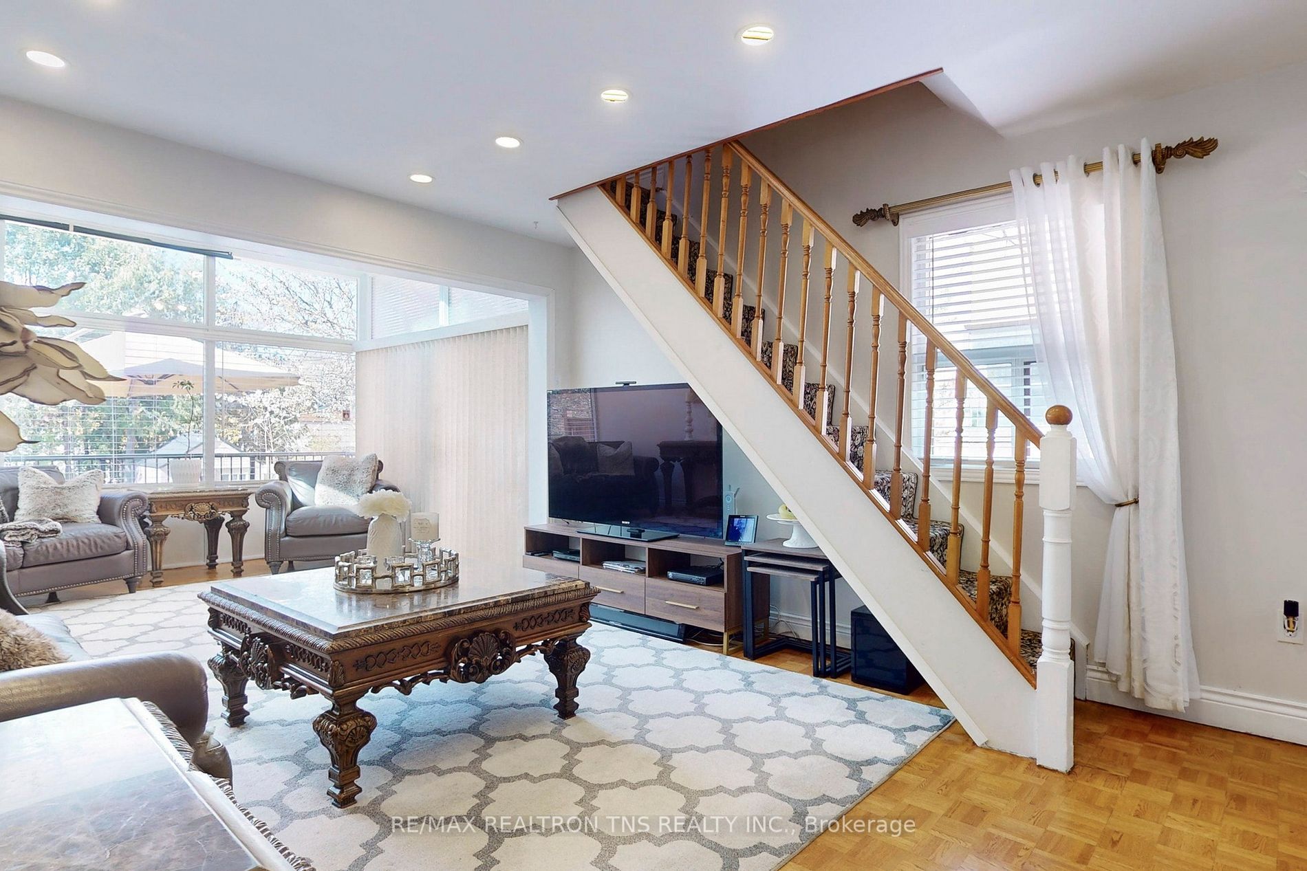 952 Eglinton Ave E