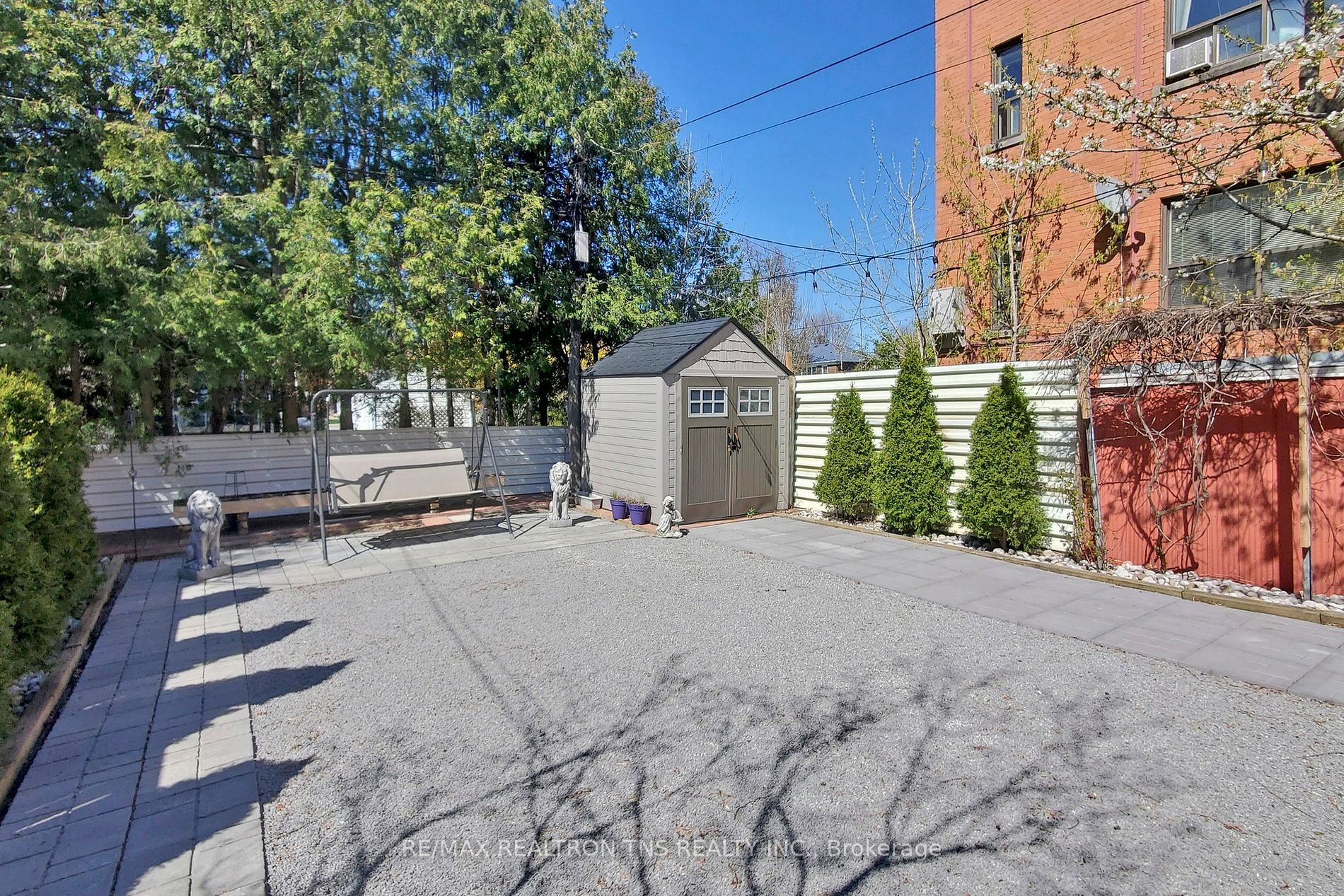 952 Eglinton Ave E