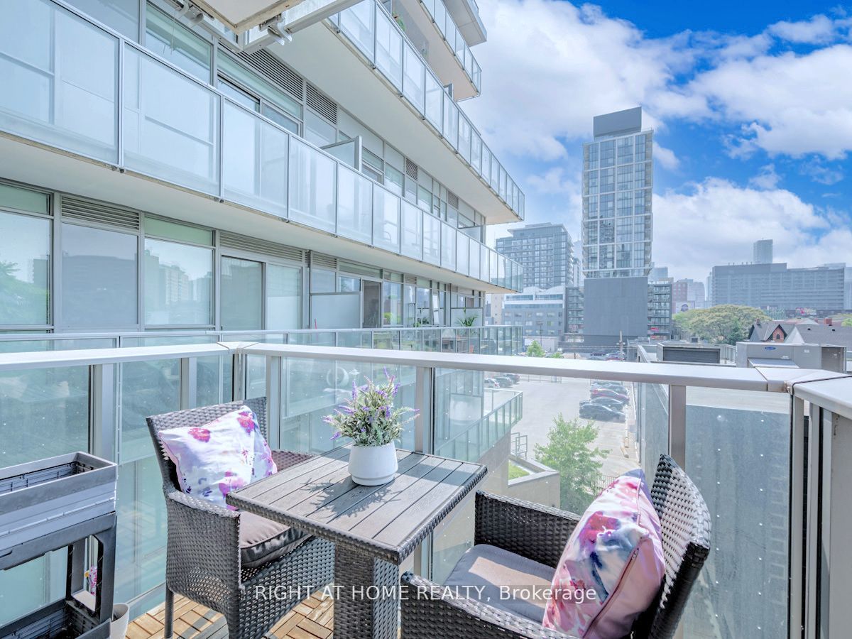 120 Parliament St, #405