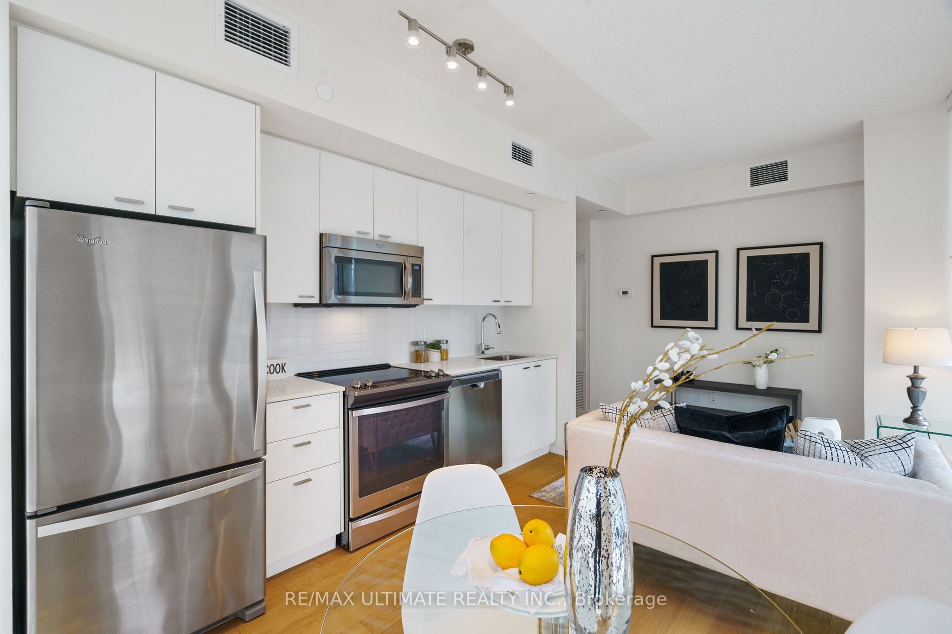 30 Roehampton Avenue, #802