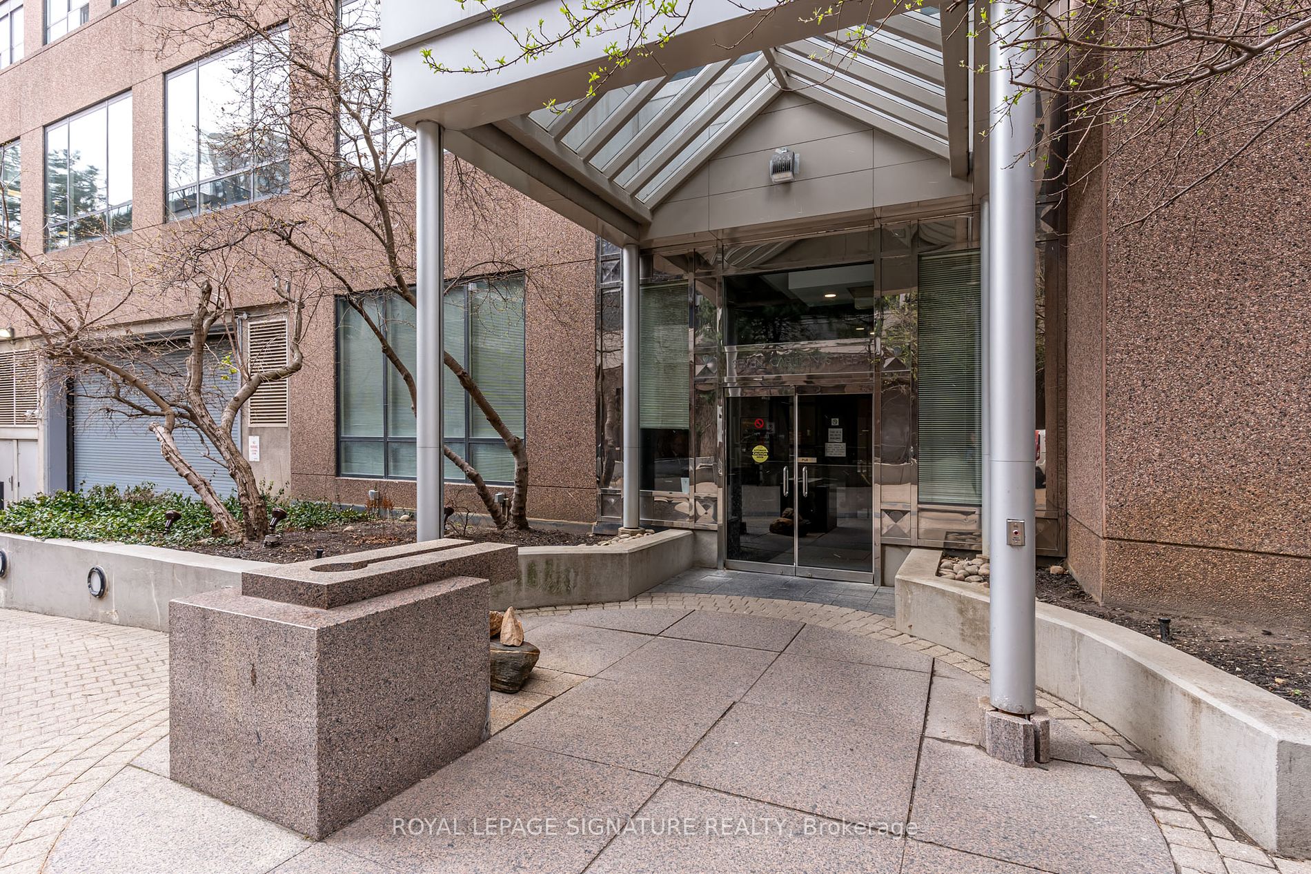 7 Carlton St, #306