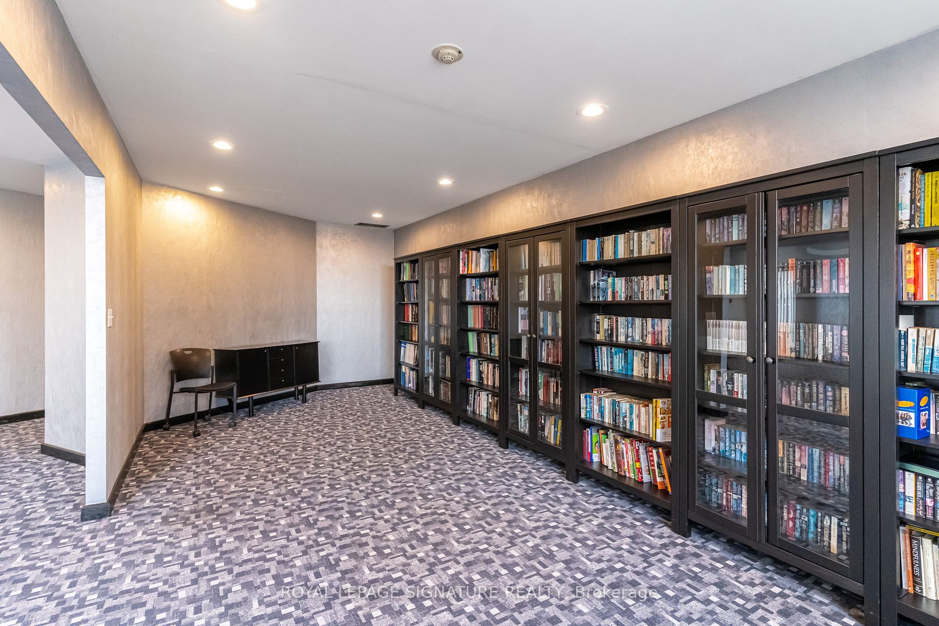 7 Carlton St, #306