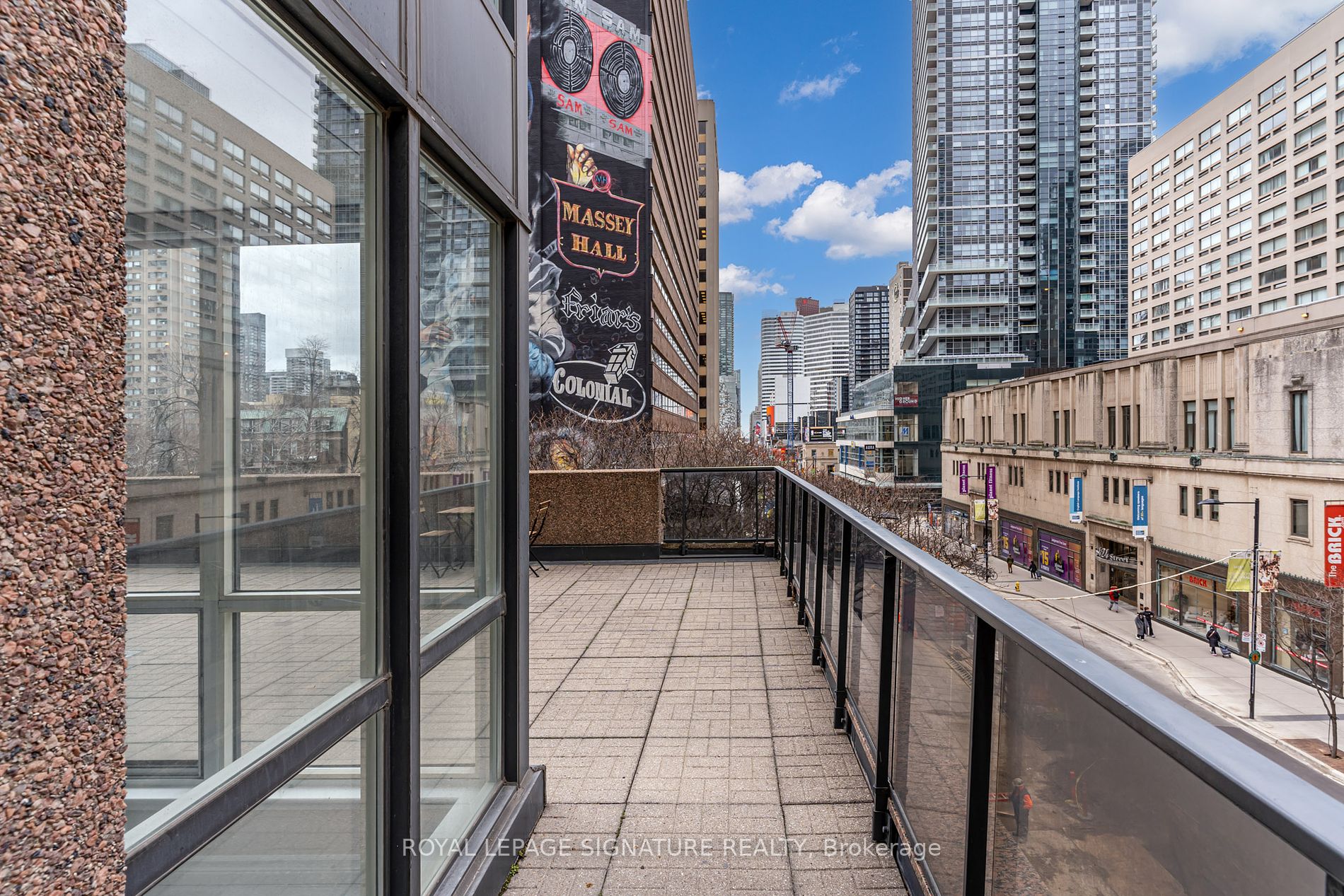 7 Carlton St, #306