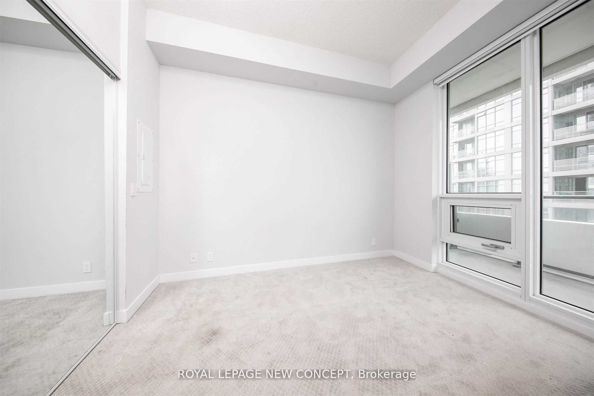 2221 Yonge St, #3006