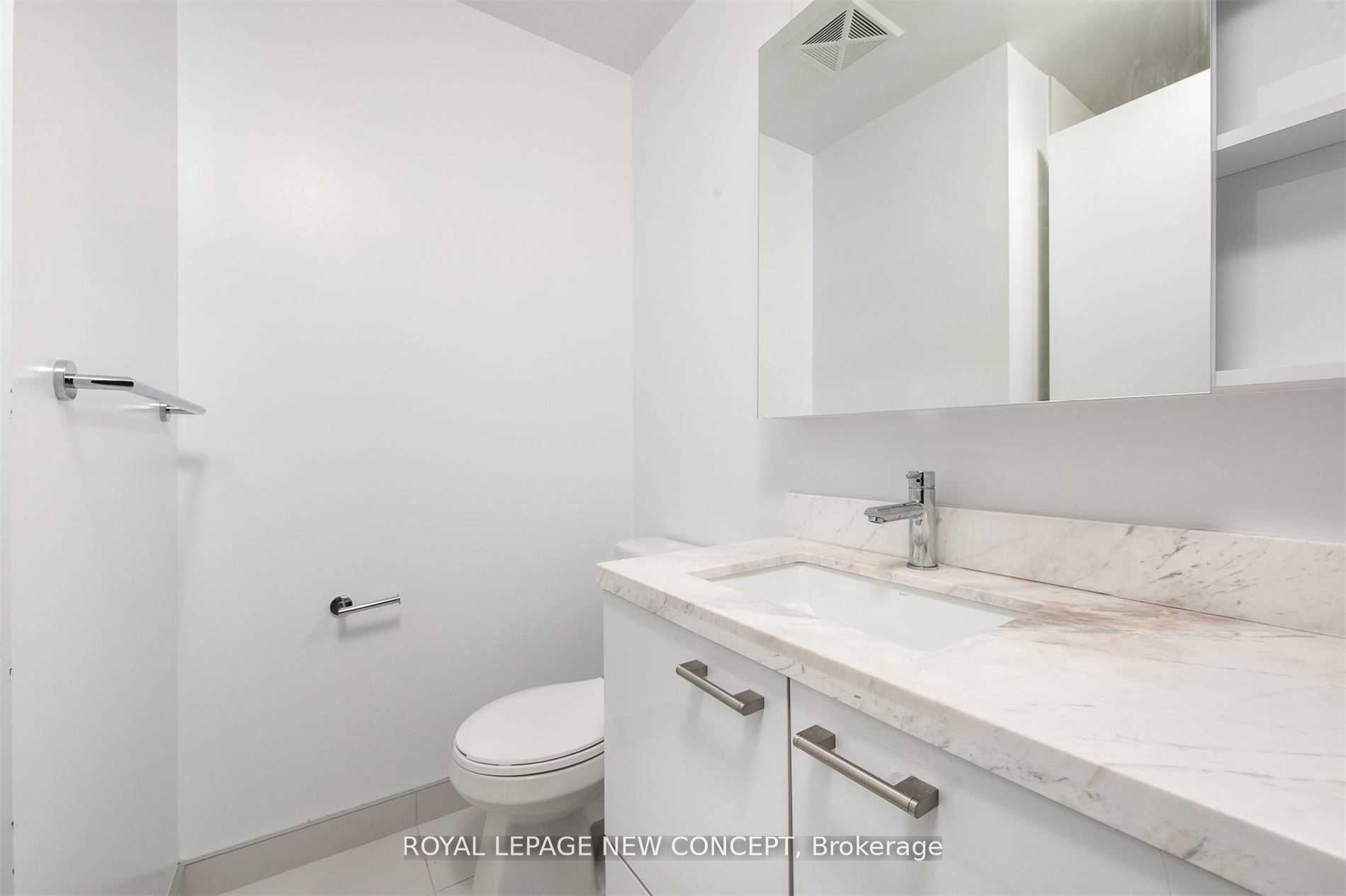 2221 Yonge St, #3006