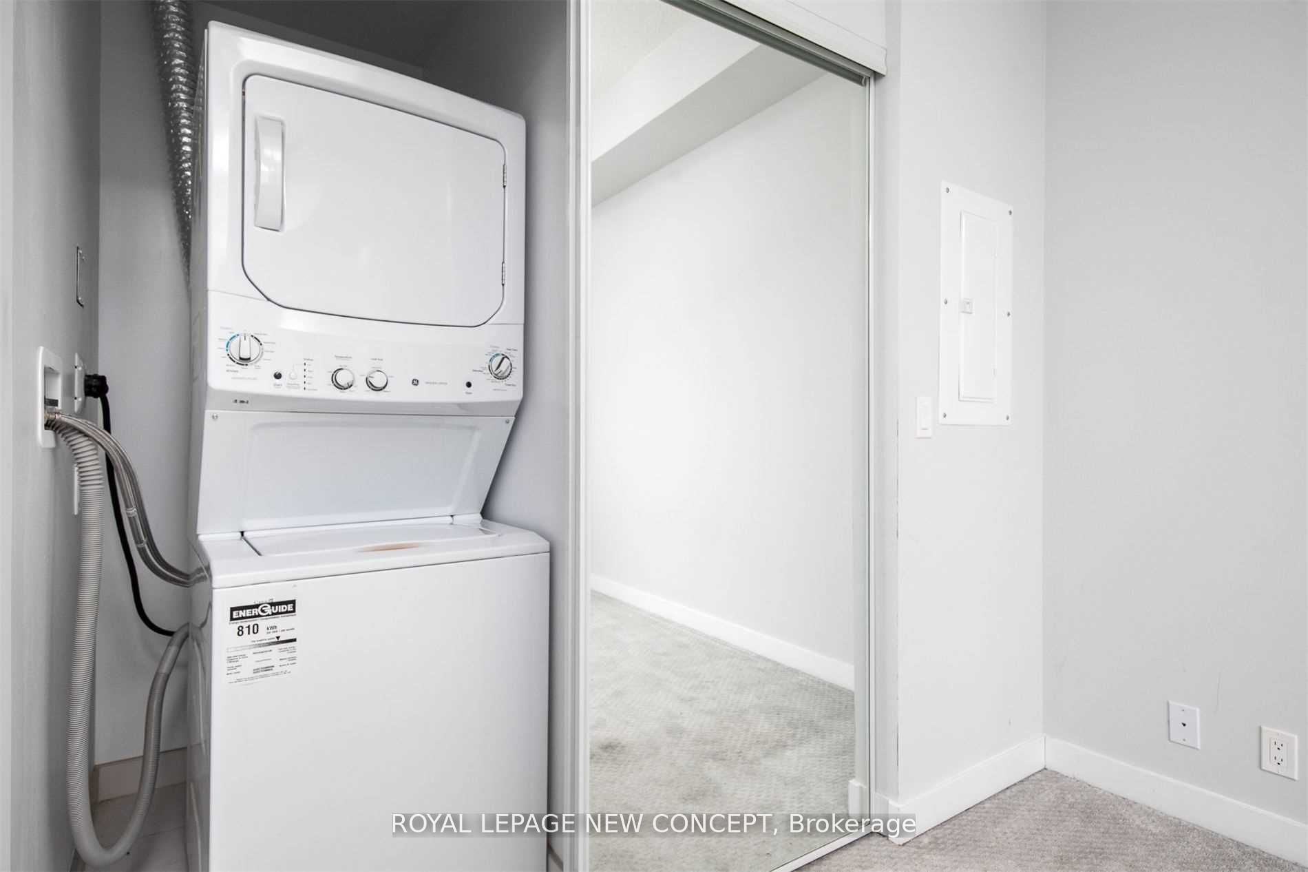 2221 Yonge St, #3006