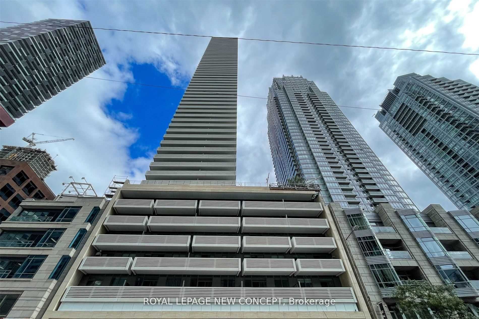 2221 Yonge St, #3006