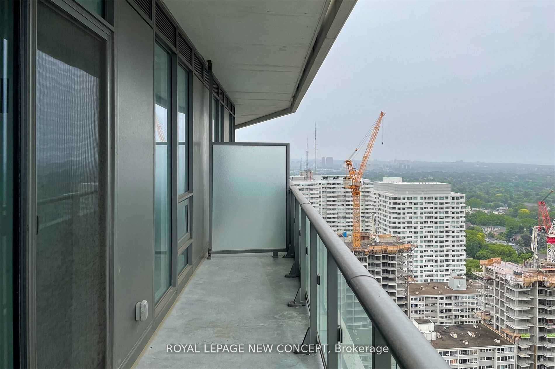 2221 Yonge St, #3006