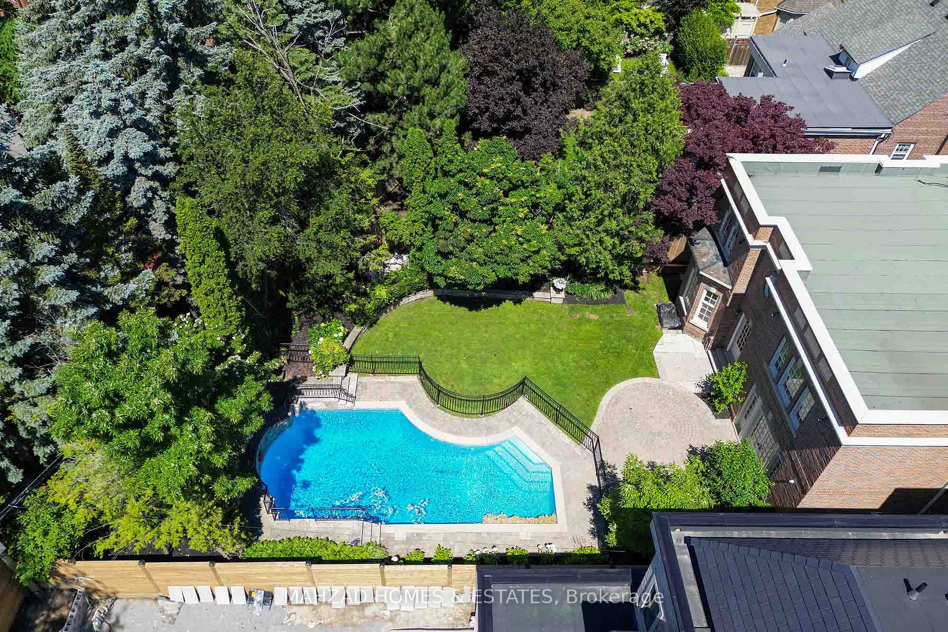 230 Dunvegan Rd