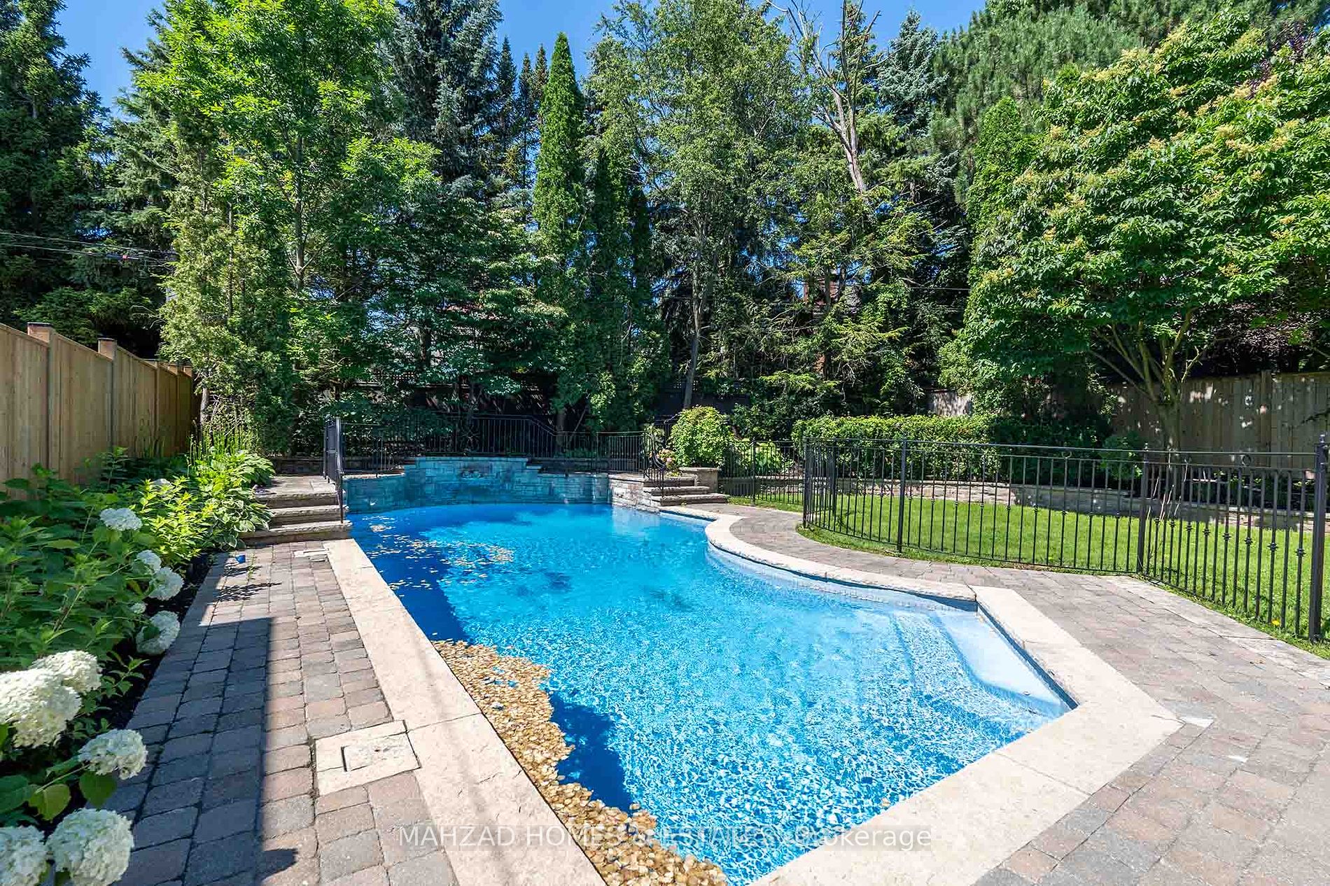 230 Dunvegan Rd