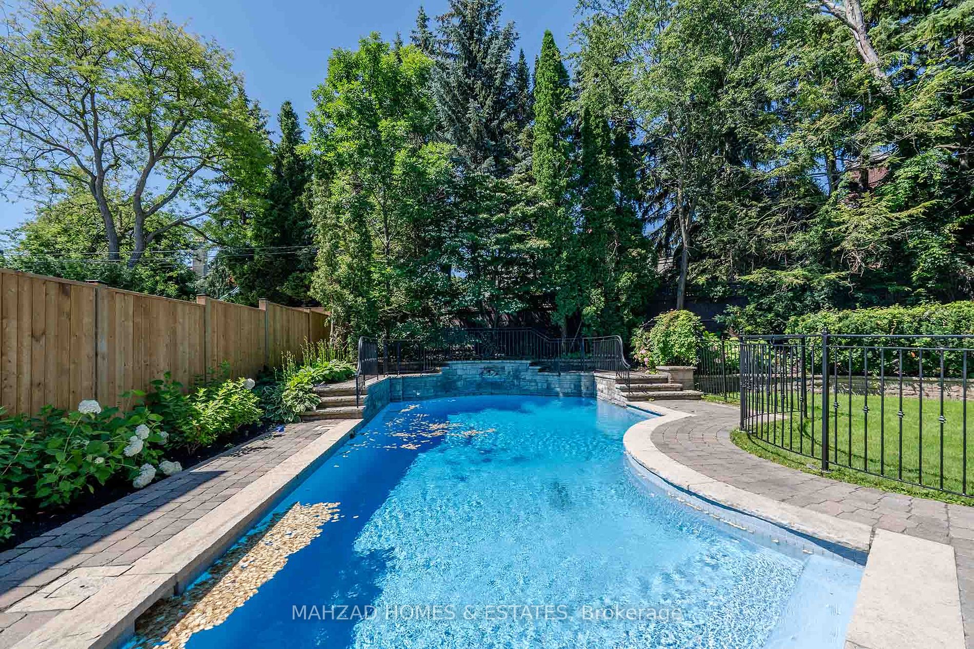 230 Dunvegan Rd