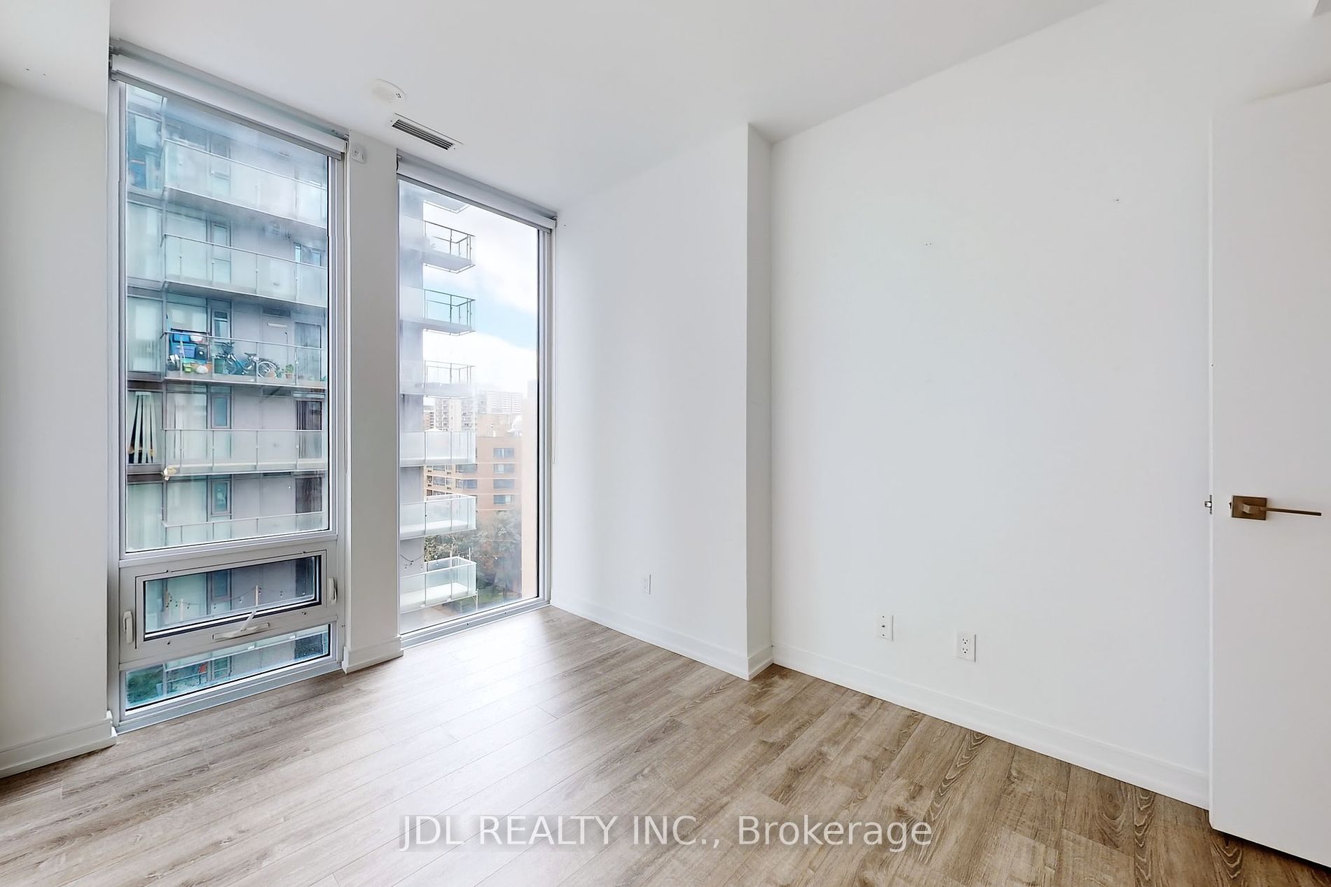 28 Wellesley St E, #804