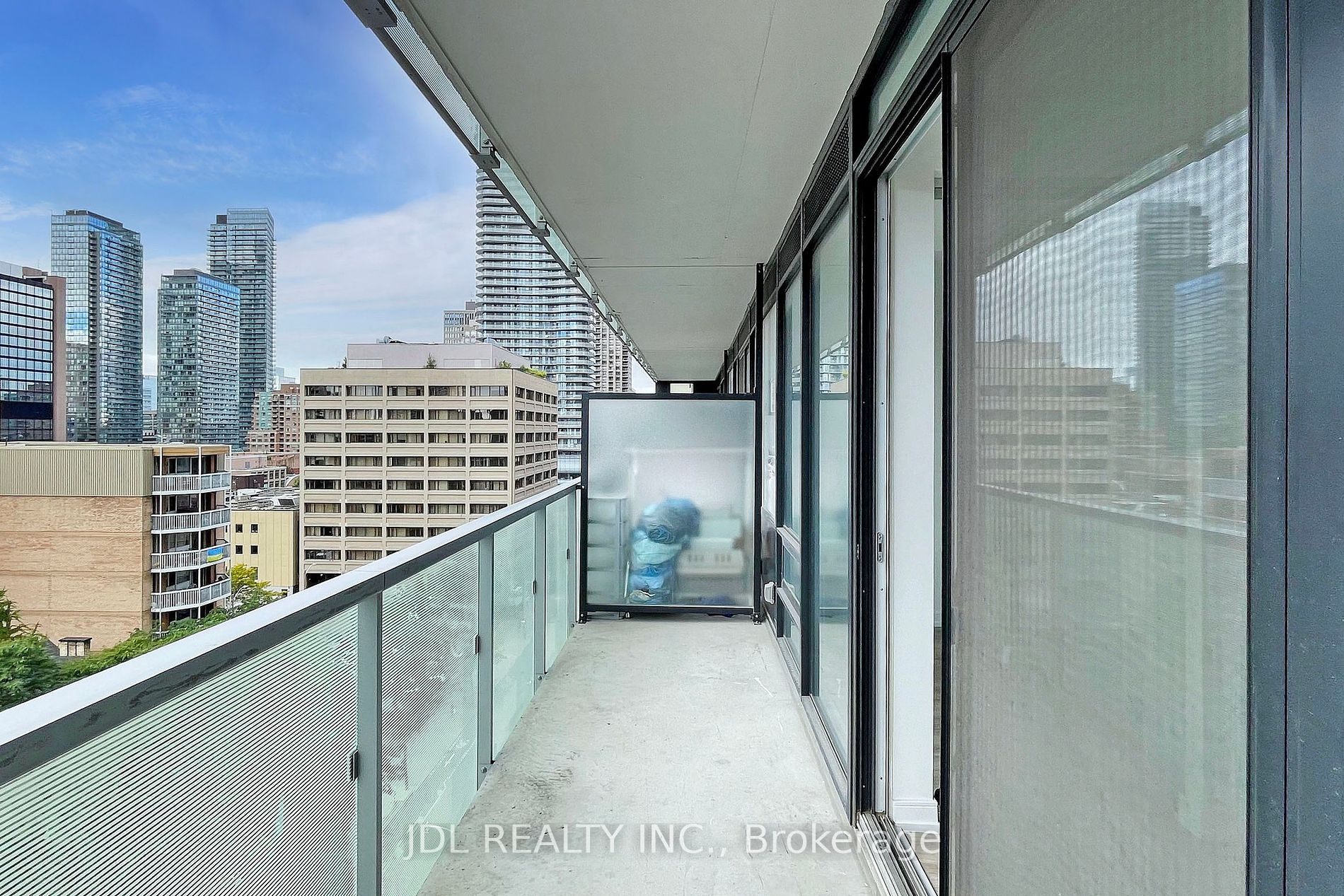 28 Wellesley St E, #804