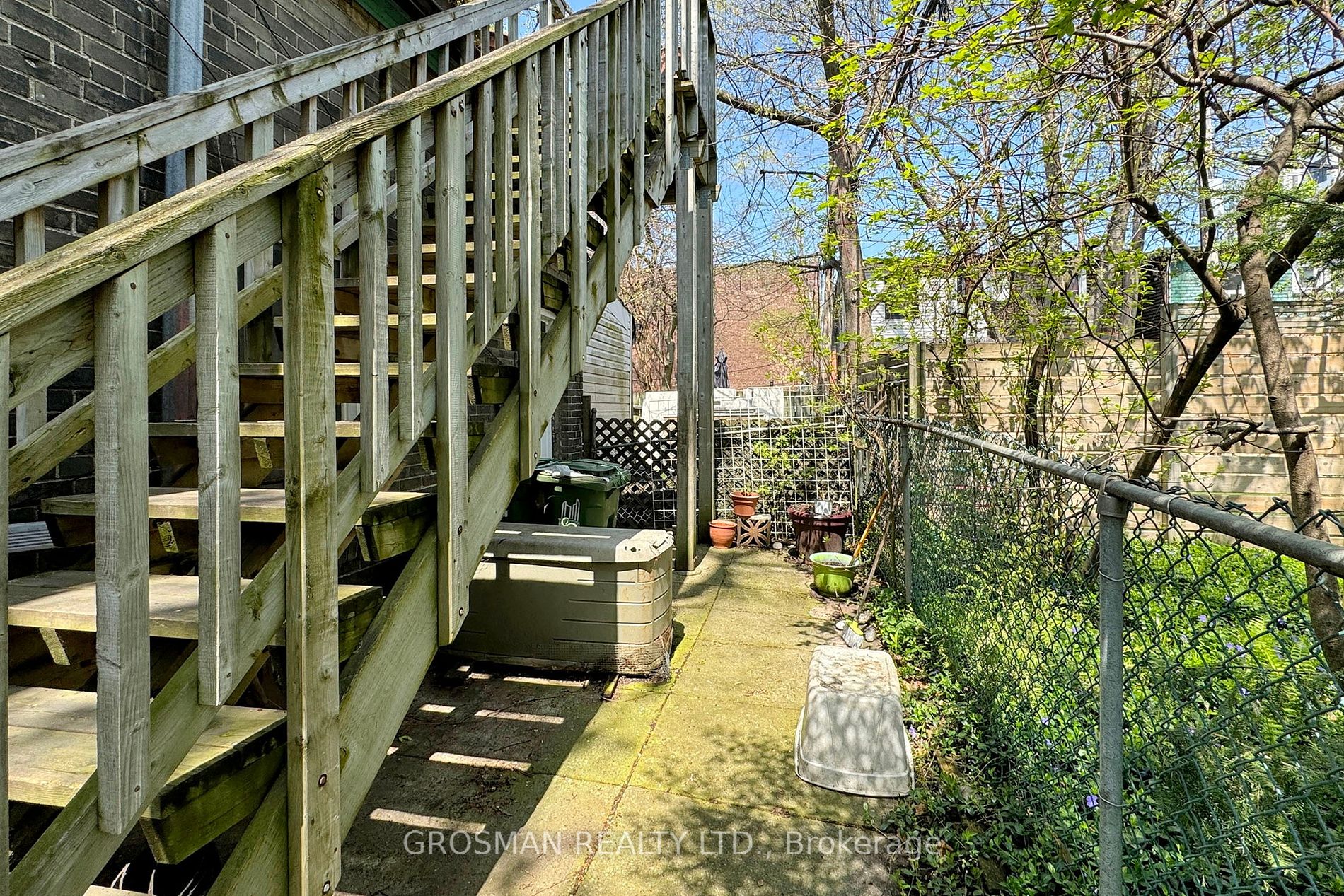 1085 Bathurst St