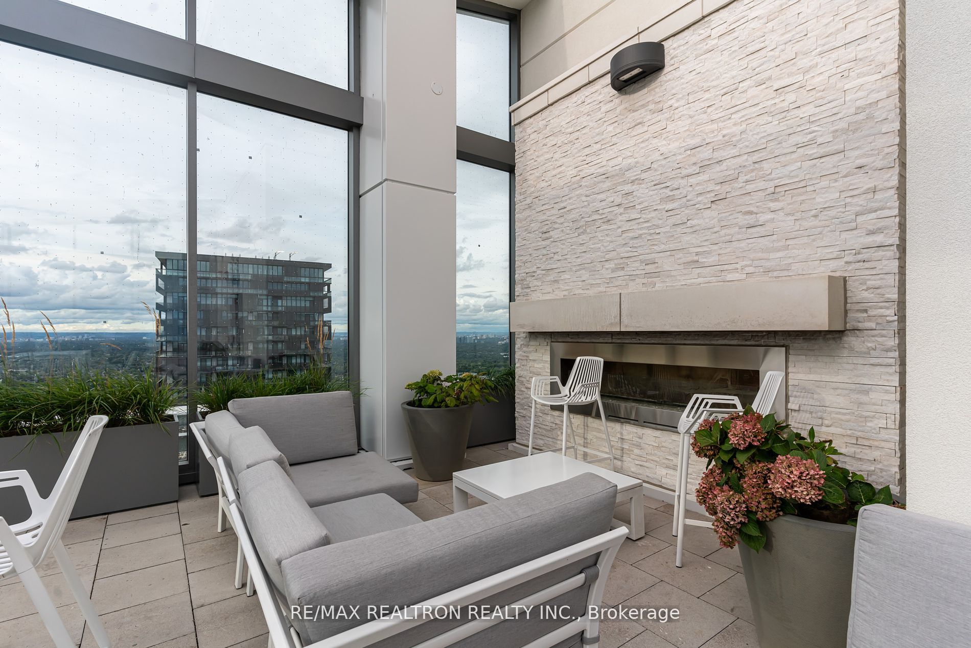2221 Yonge St, #2911