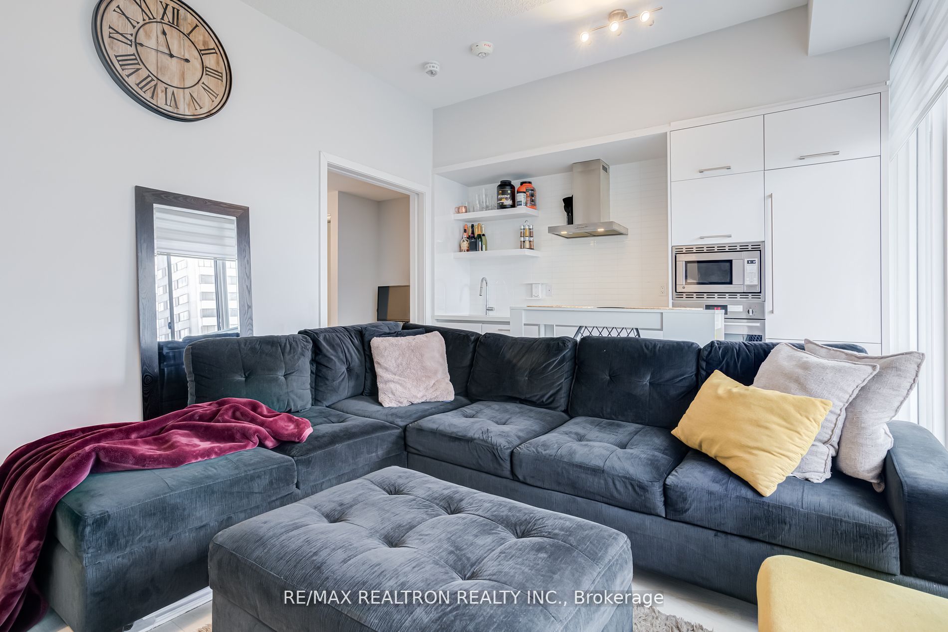 2221 Yonge St, #2911