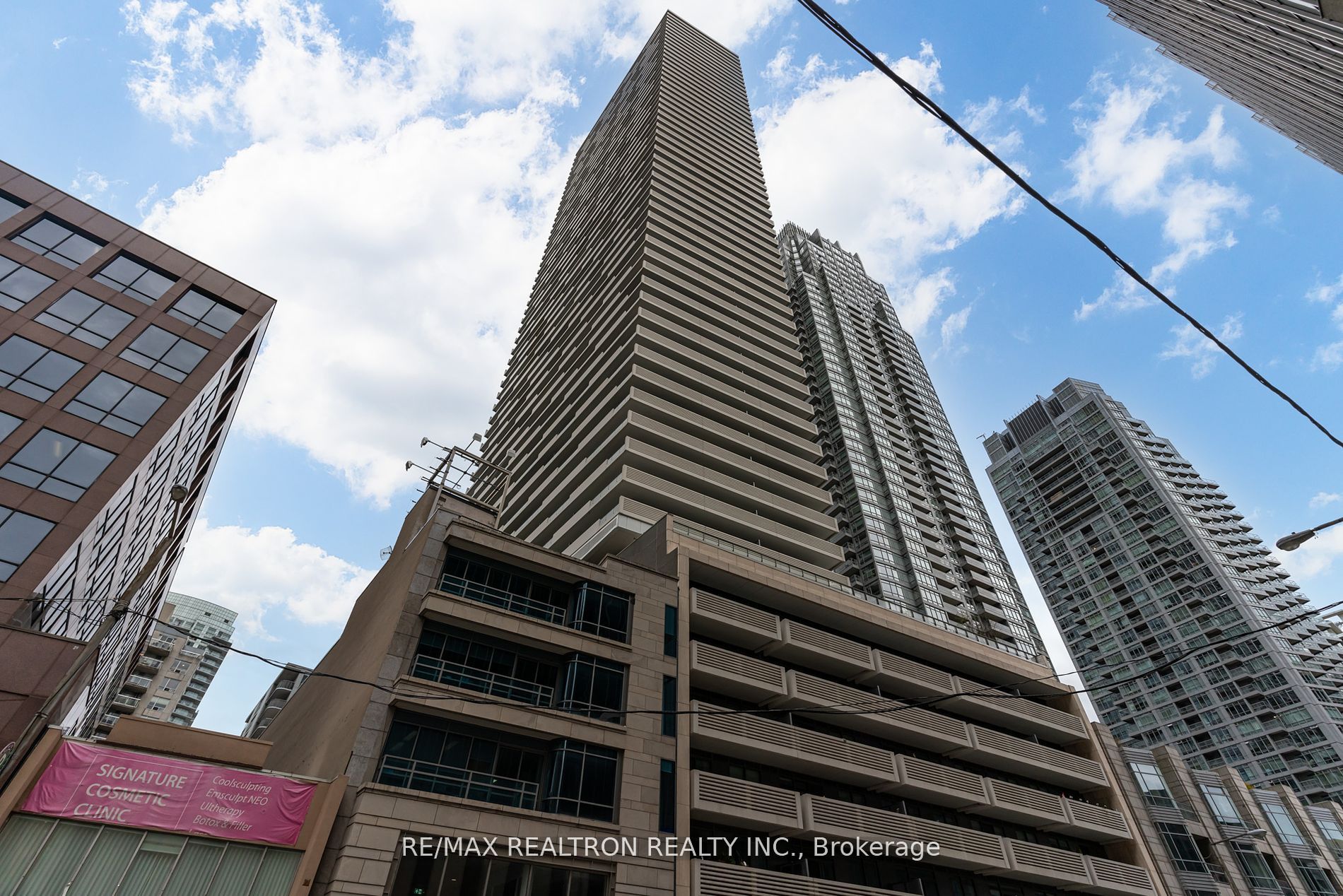 2221 Yonge St, #2911