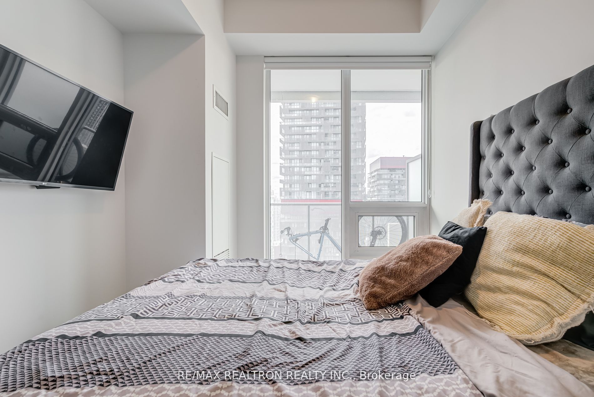 2221 Yonge St, #2911