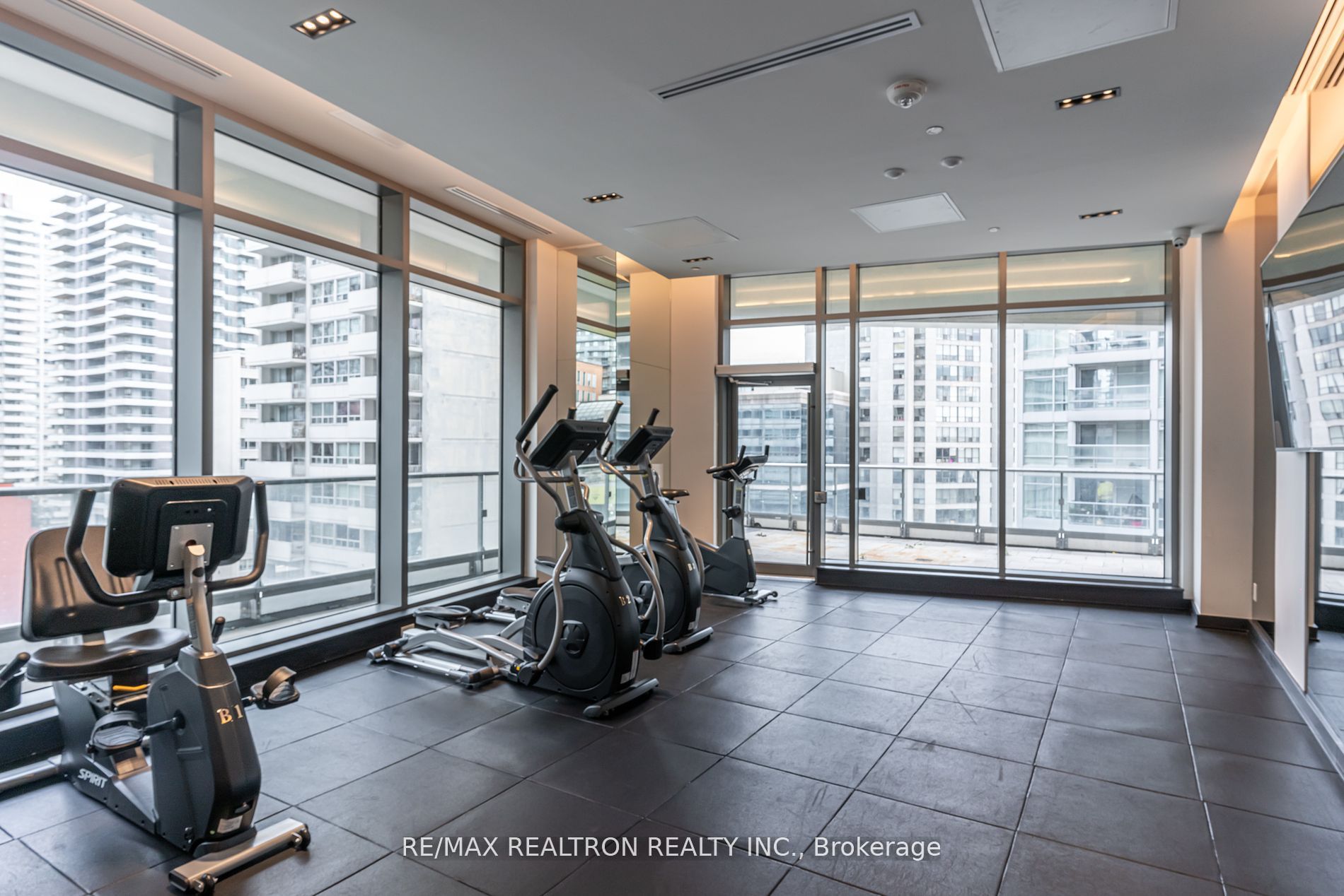 2221 Yonge St, #2911