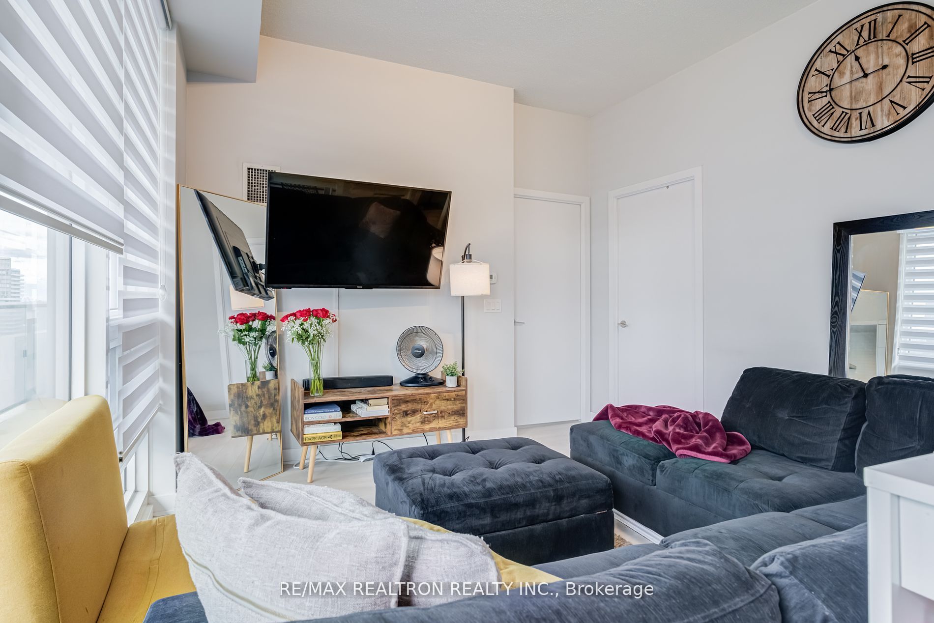2221 Yonge St, #2911