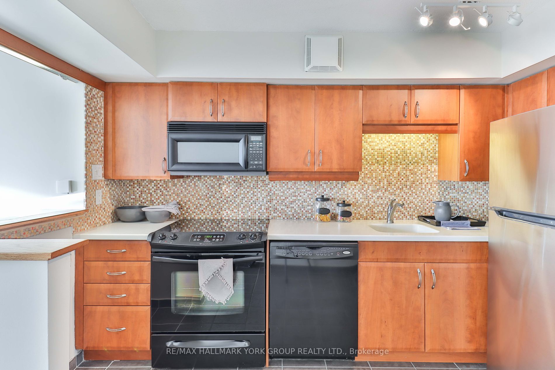 86 Gerrard St E, #22C