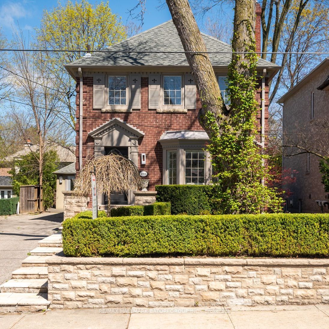 208 Hillhurst Blvd