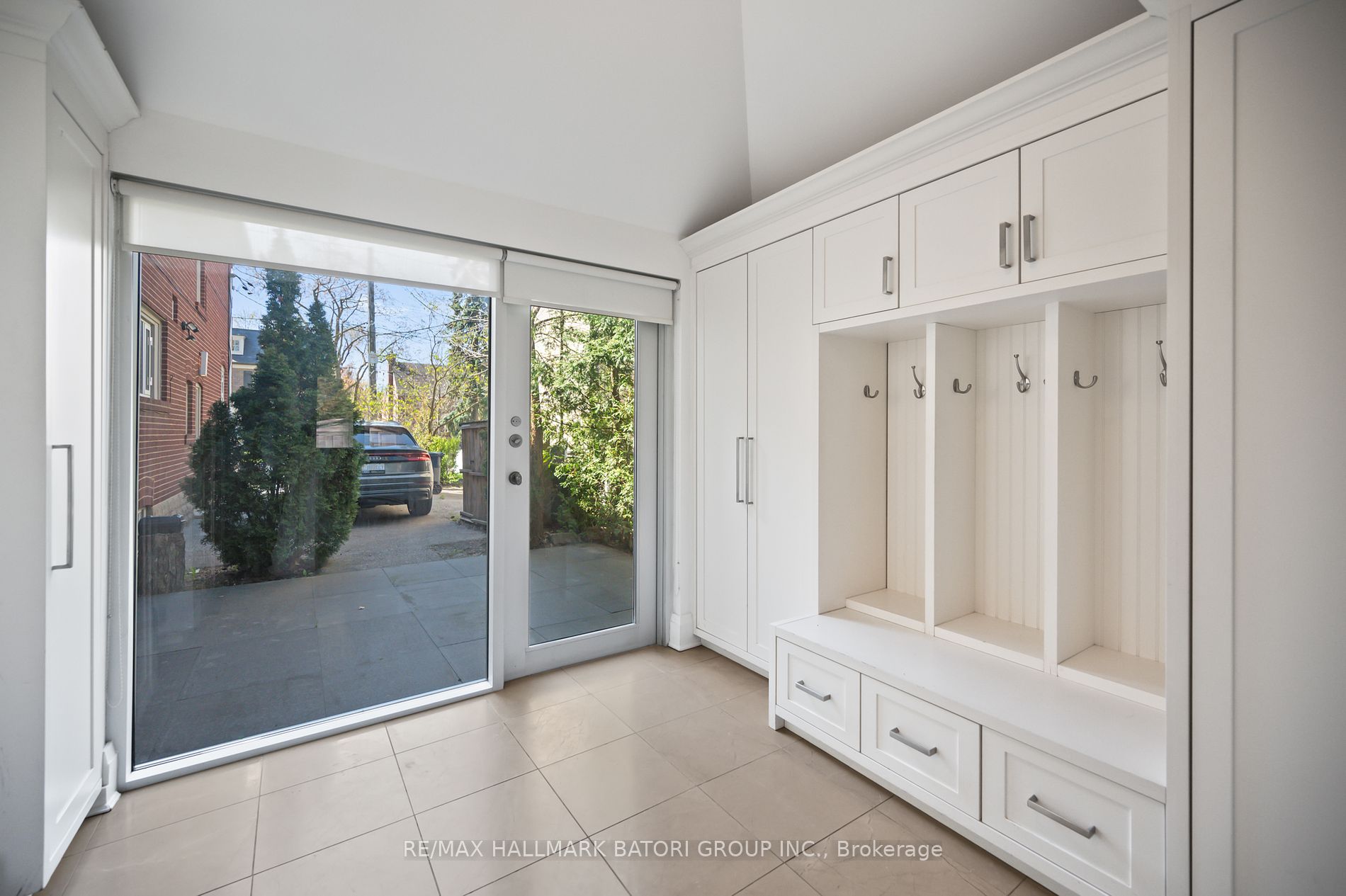 208 Hillhurst Blvd