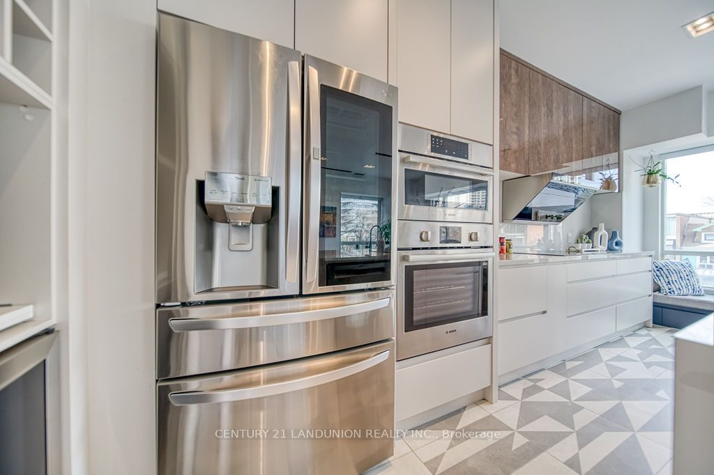 102 Bloor Street W, #203