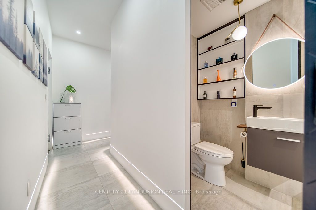 102 Bloor Street W, #203