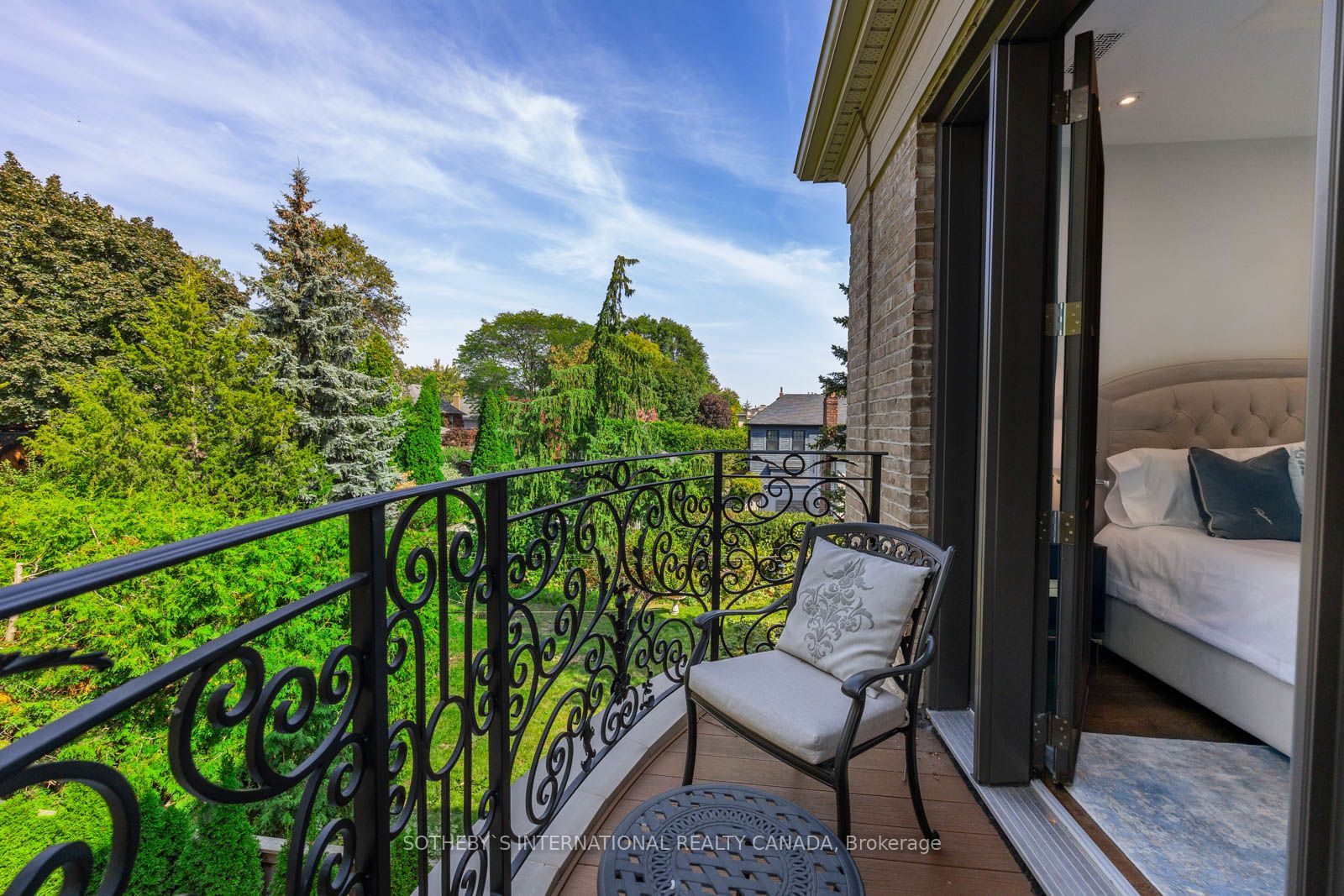 22 Hillhurst Blvd