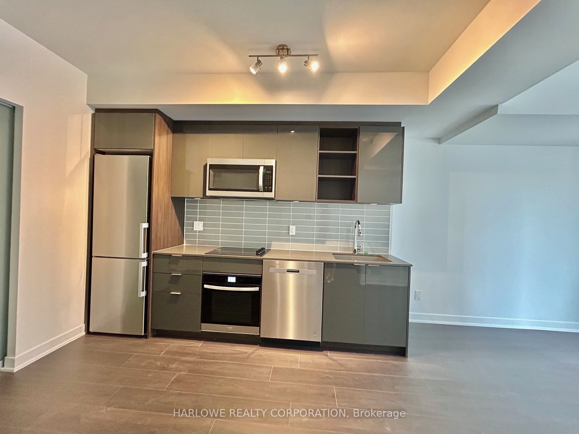 543 Richmond St W, #737