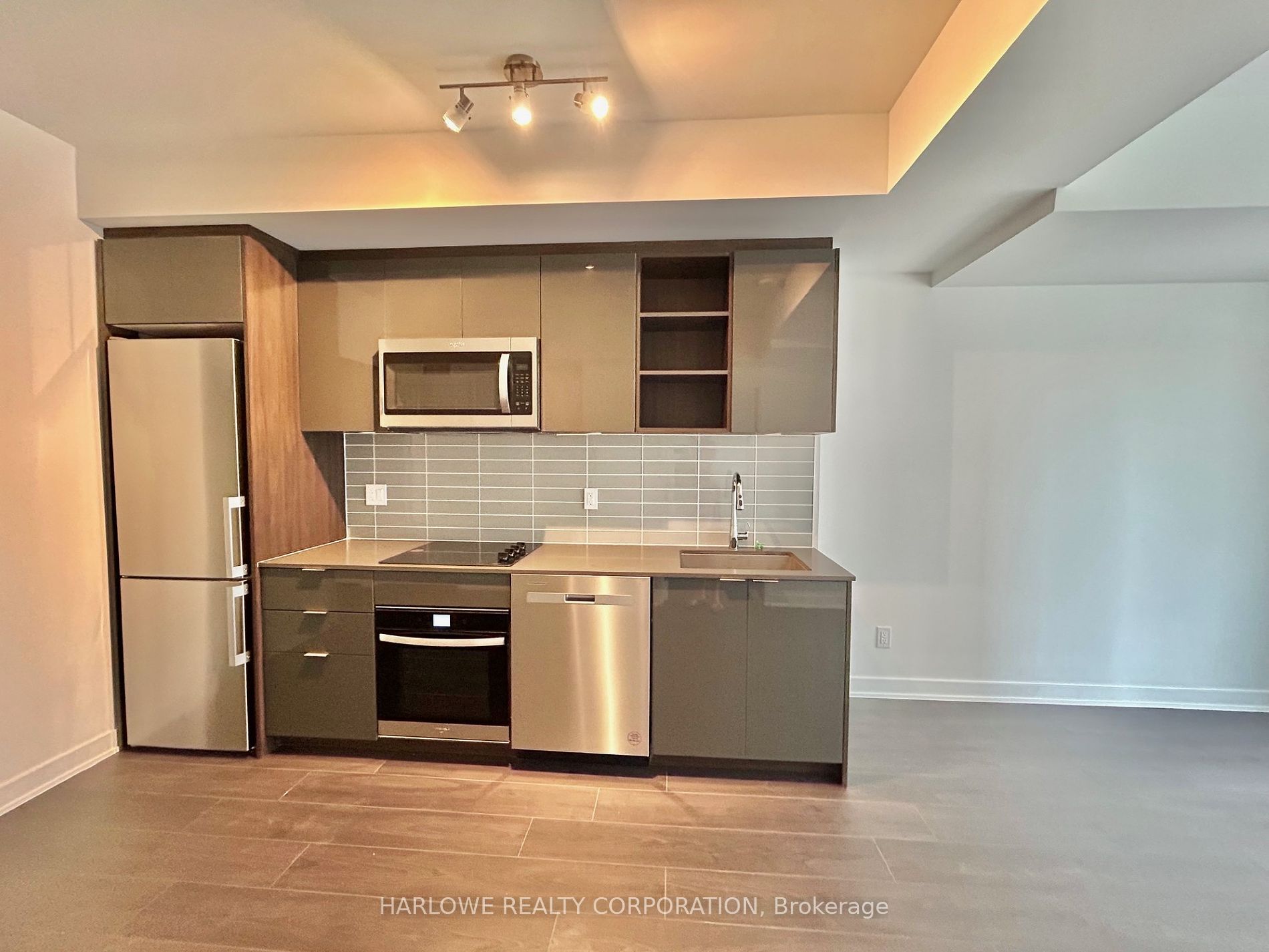 543 Richmond St W, #737