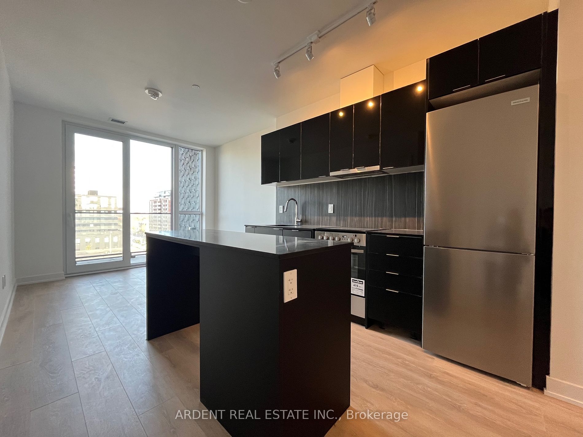 8 Tippett Rd, #601