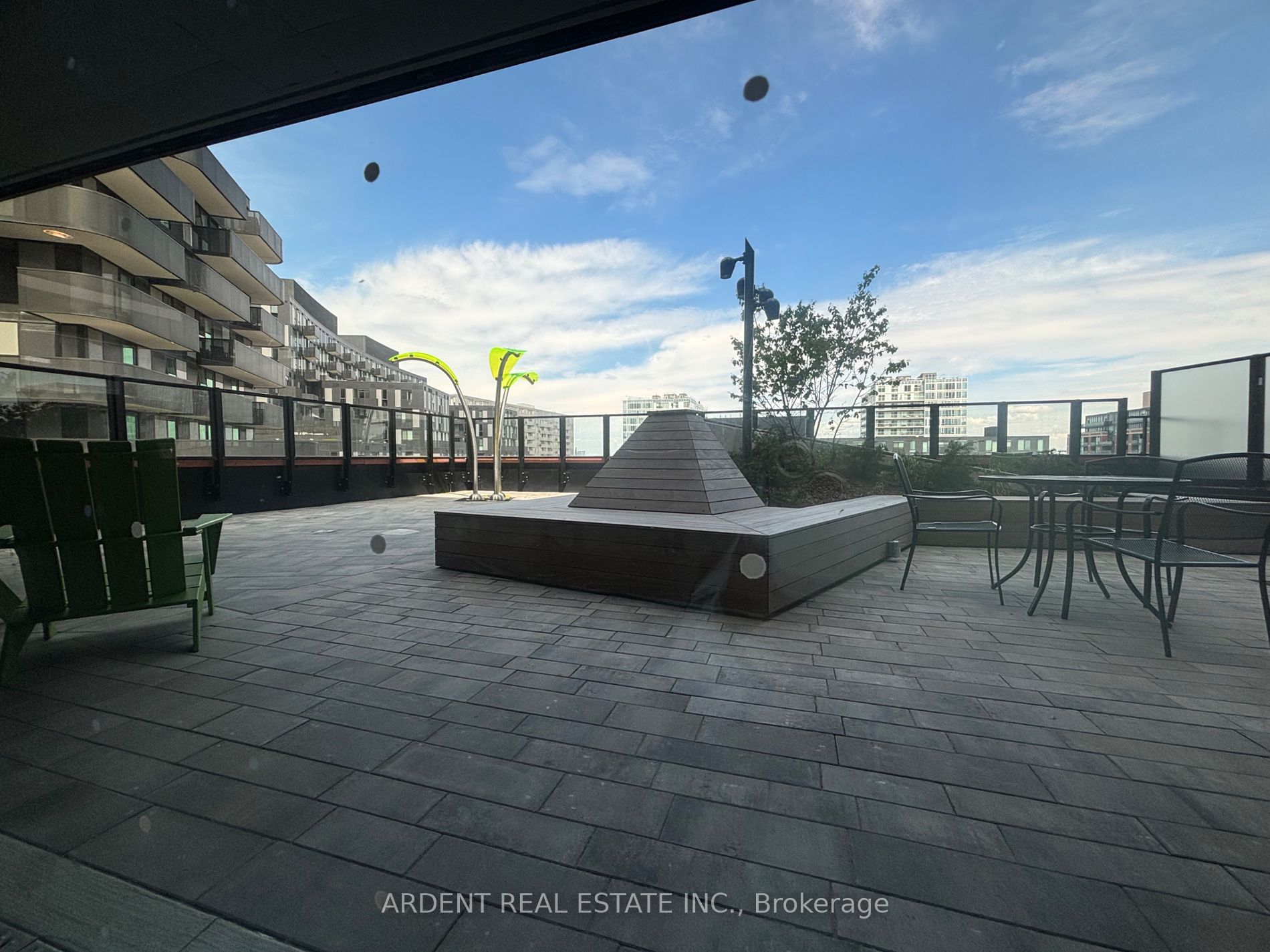 8 Tippett Rd, #601