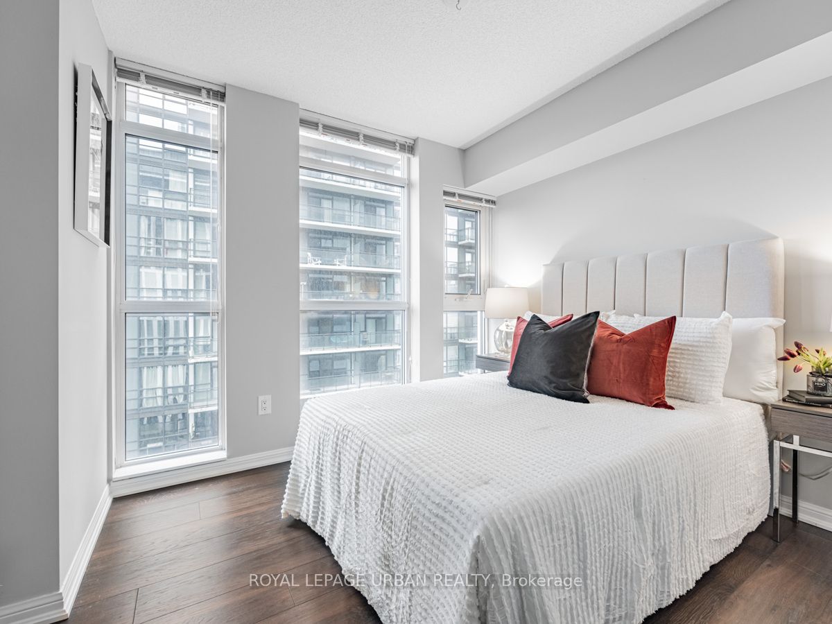 400 Adelaide St E, #1915