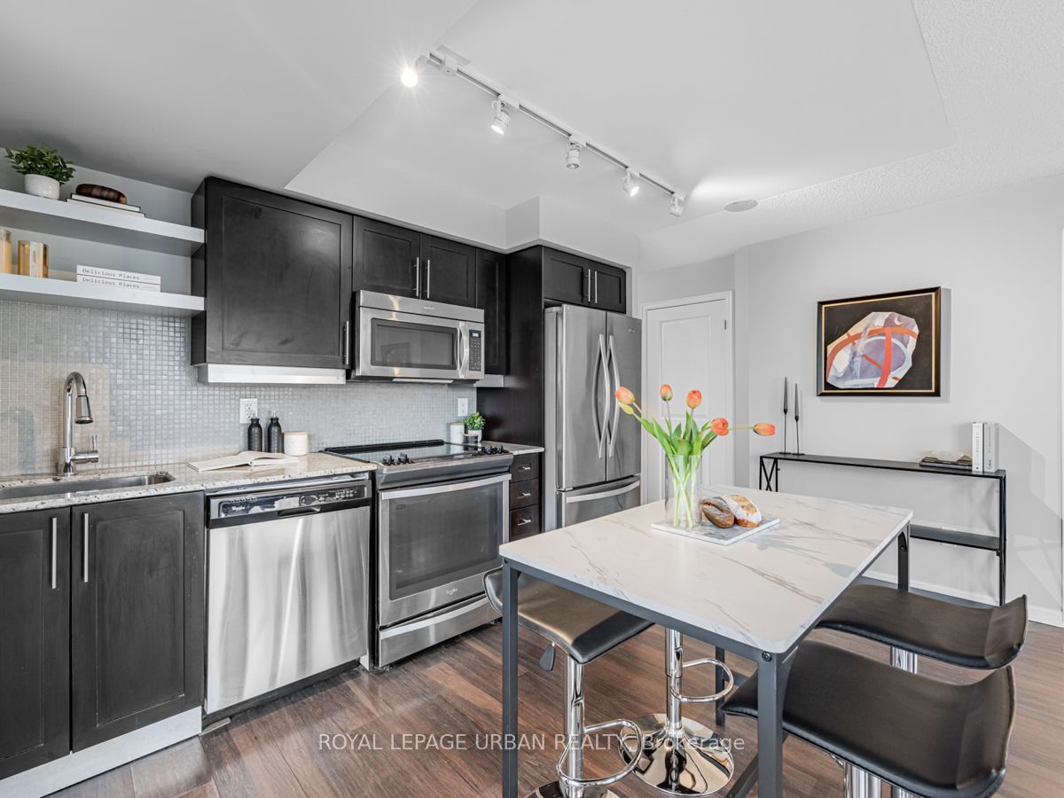 400 Adelaide St E, #1915