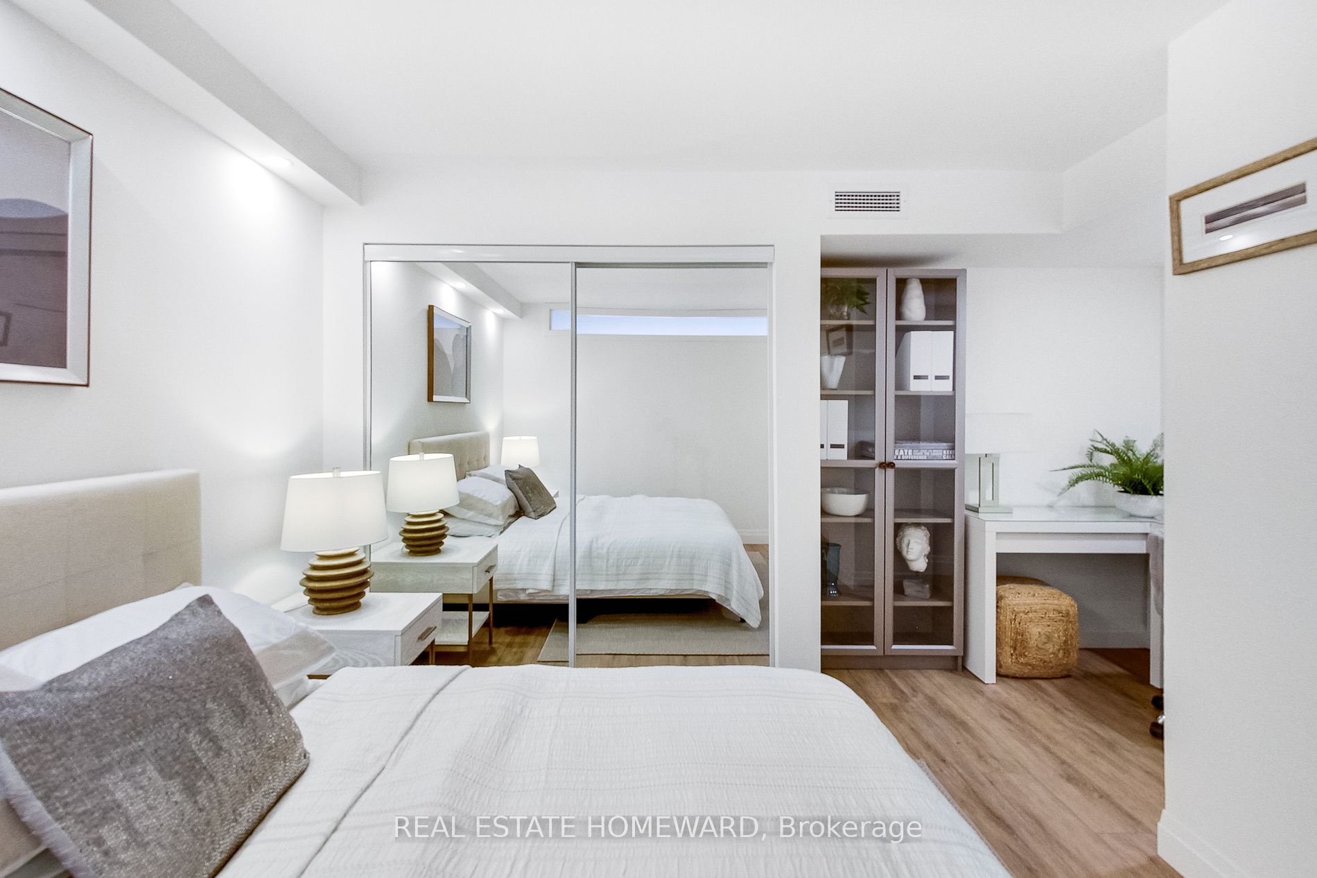 360 Bloor St E, #511