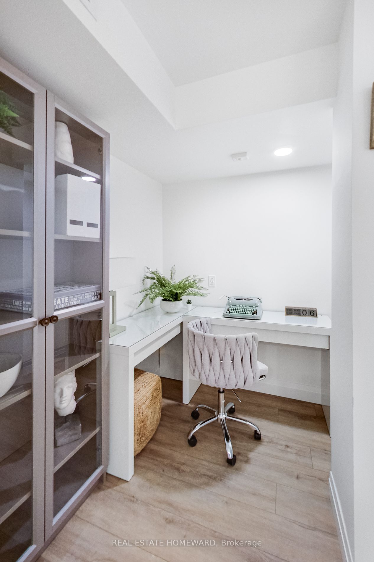 360 Bloor St E, #511