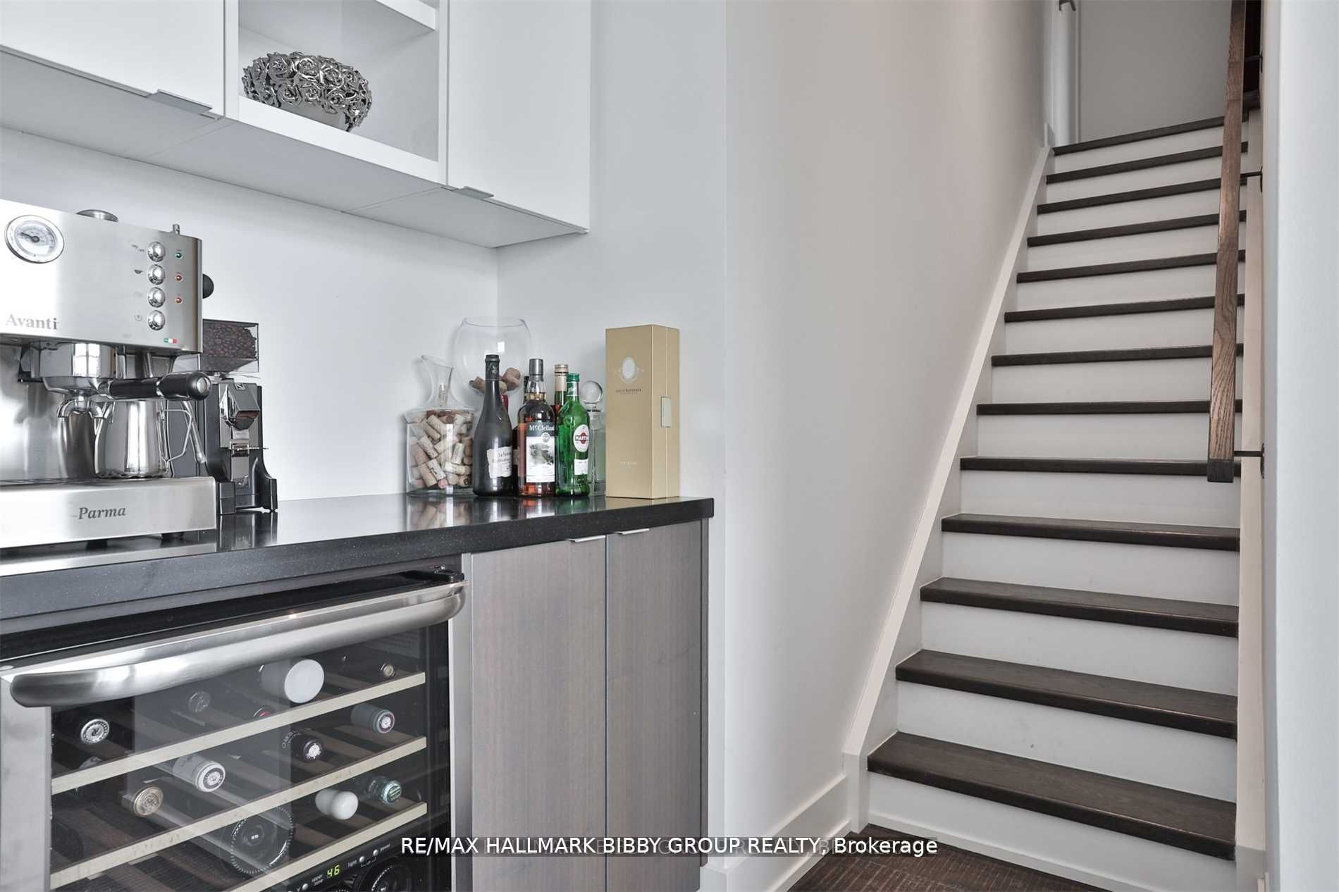 111 St Clair Ave W, #819