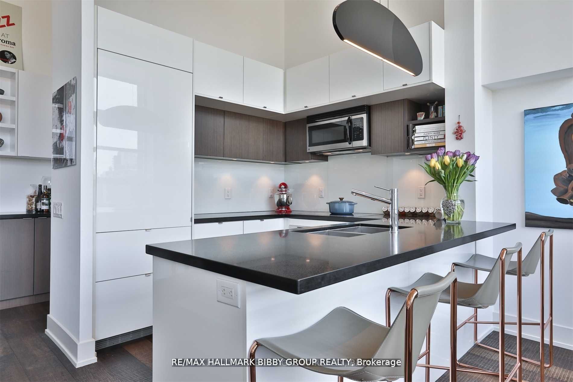 111 St Clair Ave W, #819